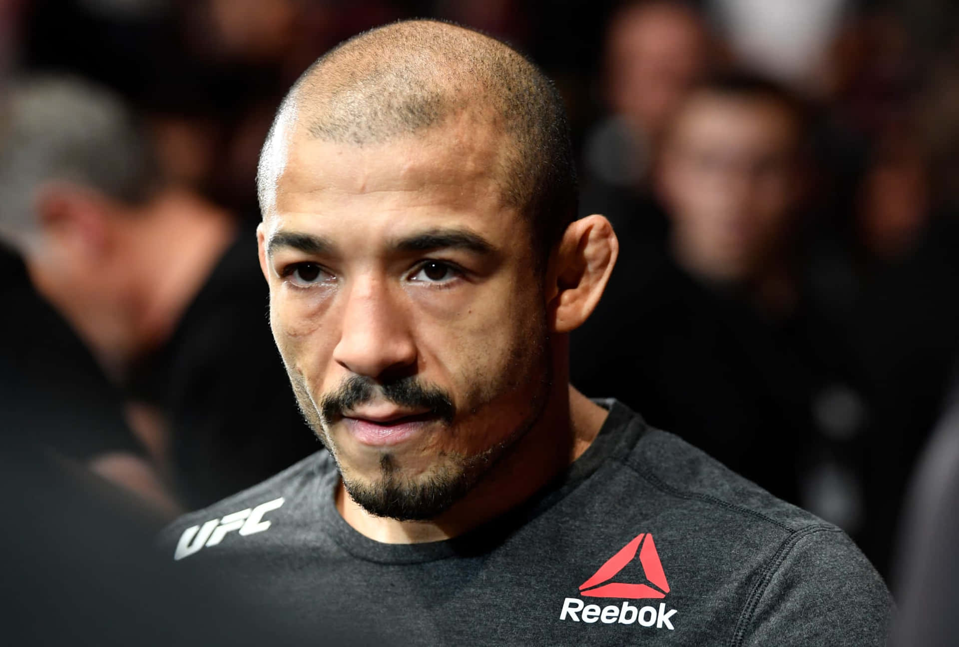 活動中身穿UFC Reebok襯衫的專注MMA拳手。