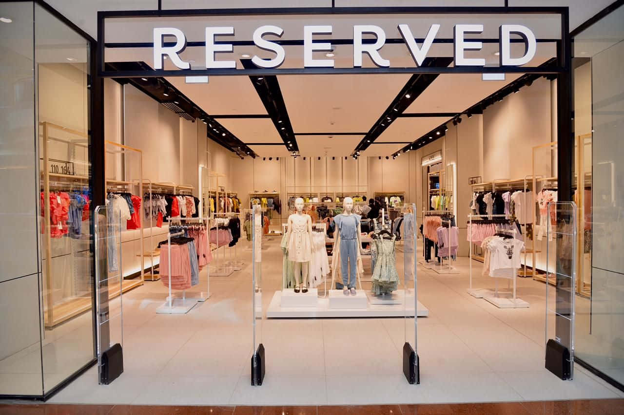 Reserved服裝店內部，有模特兒和衣架。