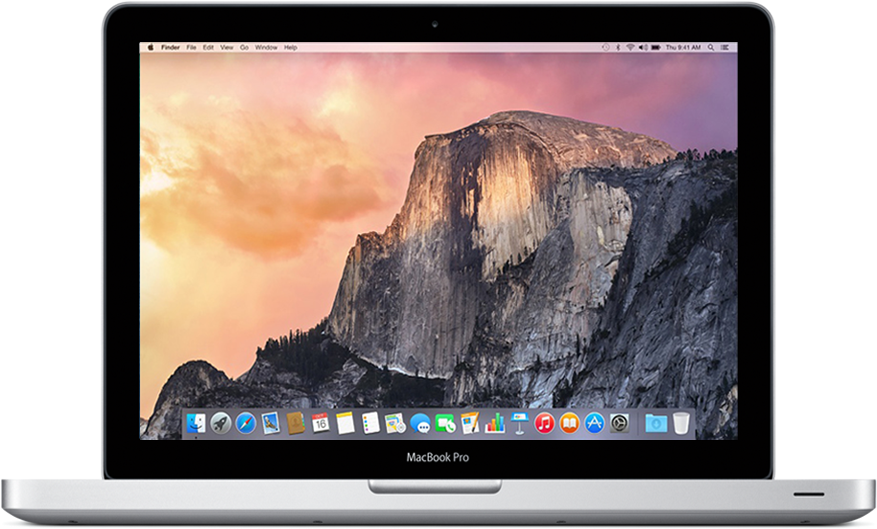 配 Retina 顯示器的 MacBook Pro 壁紙 — 一部銀色 MacBook Pro 顯示優勝美地半圓頂的日落桌布，並帶有 macOS 介面元素。