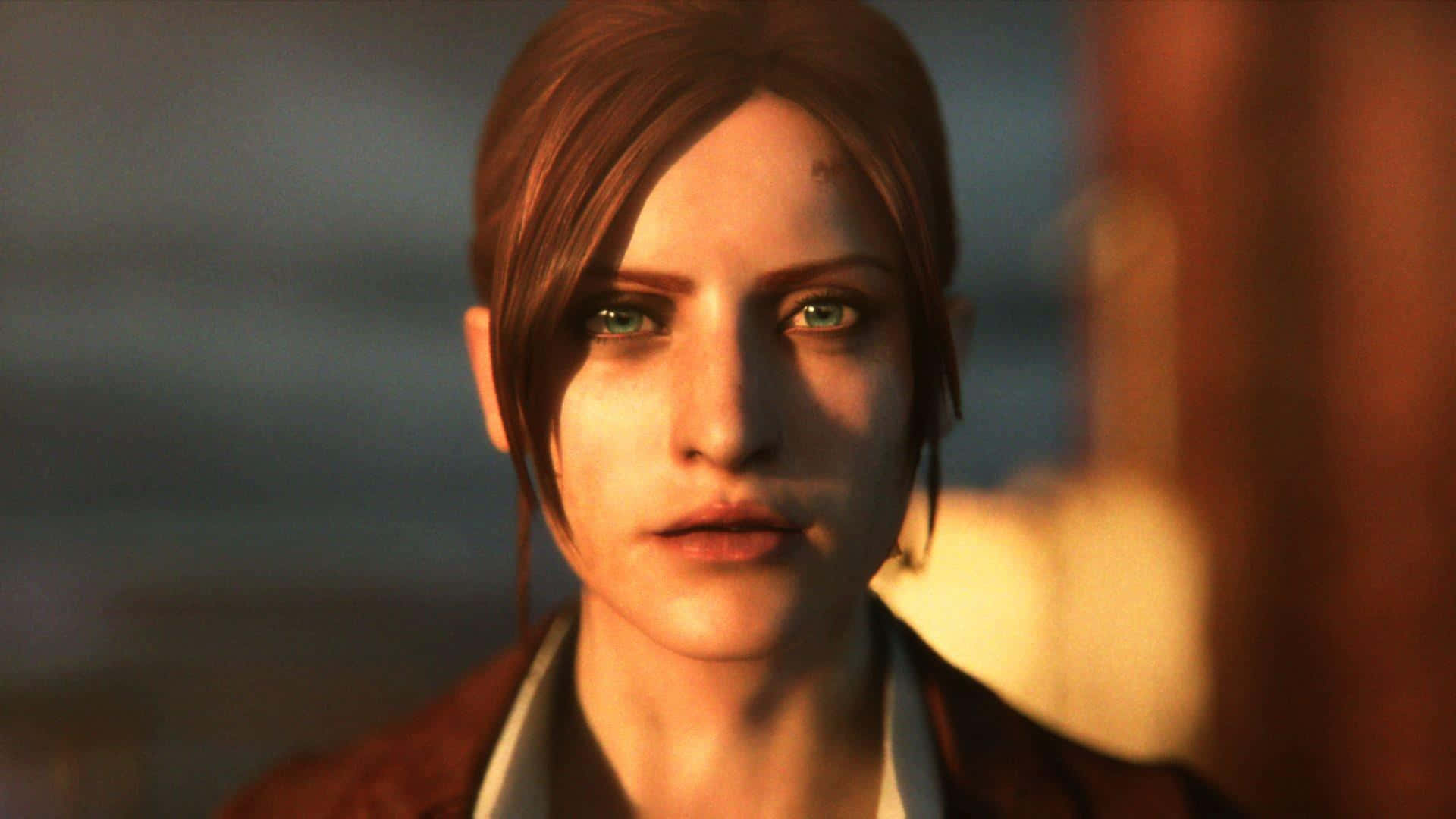 極致生存恐怖體驗——《生化危機：Revelations 2》 壁紙 — 一位擁有綠色眼睛和棕色頭髮的女性特寫，被溫暖的金色光線照亮，背景模糊。
