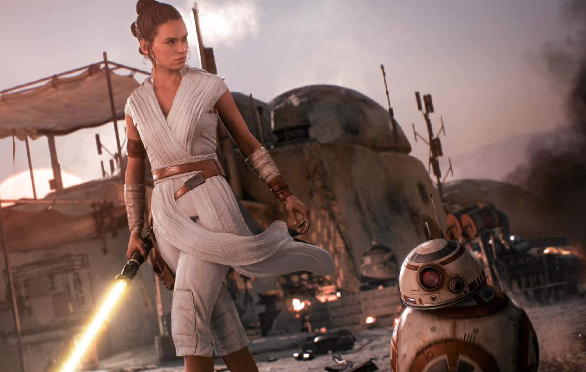 The Battle Of Scarif 桌布 壁紙 — Rey 喺日落時分嘅塵土飛揚沙漠星球上，企喺BB-8旁邊，手持發光嘅光劍。