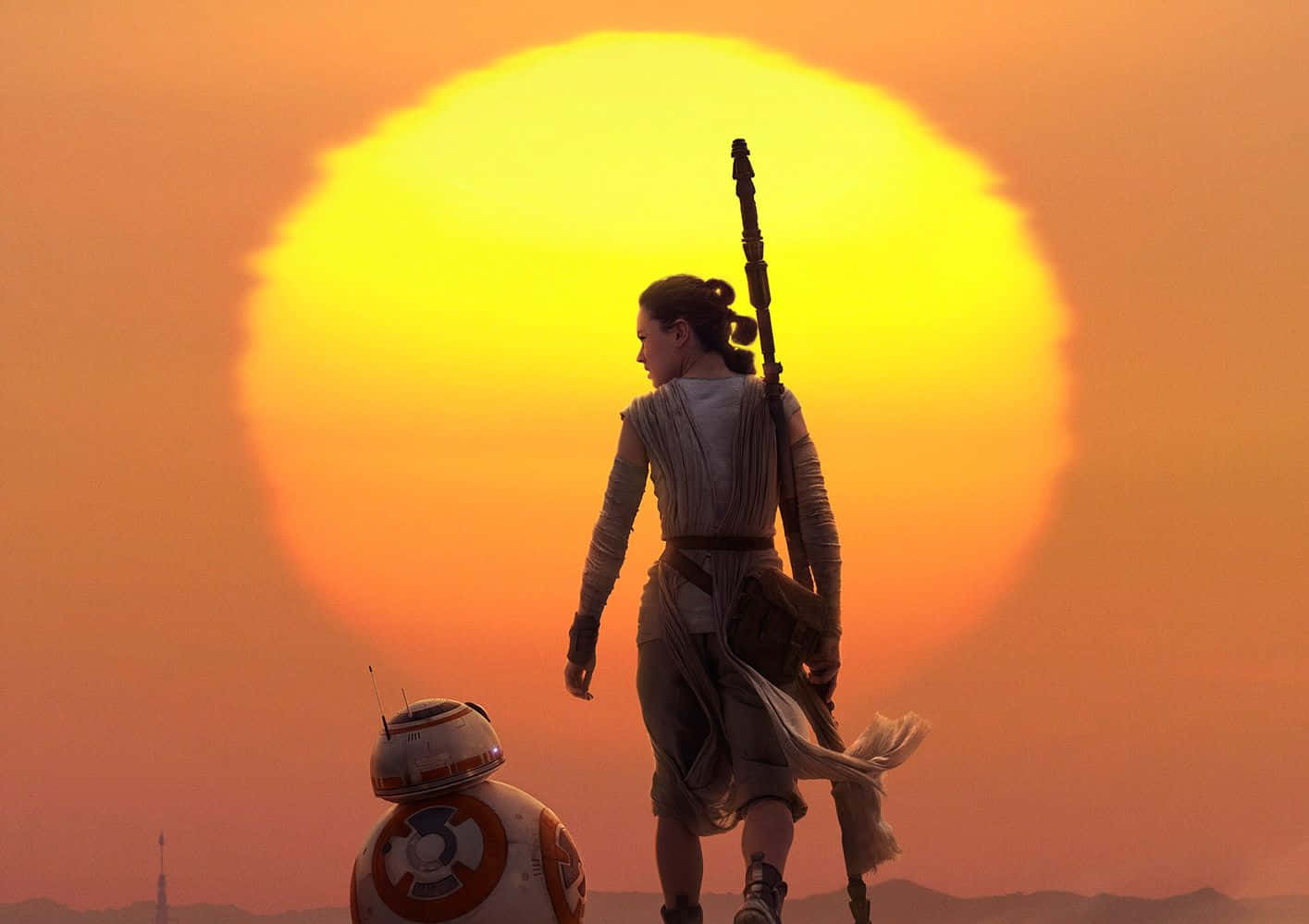 Jakku 桌布 壁紙 — Rey 喺沙漠景觀中，喺一個巨大發光嘅太陽下，行喺 BB-8 旁邊。