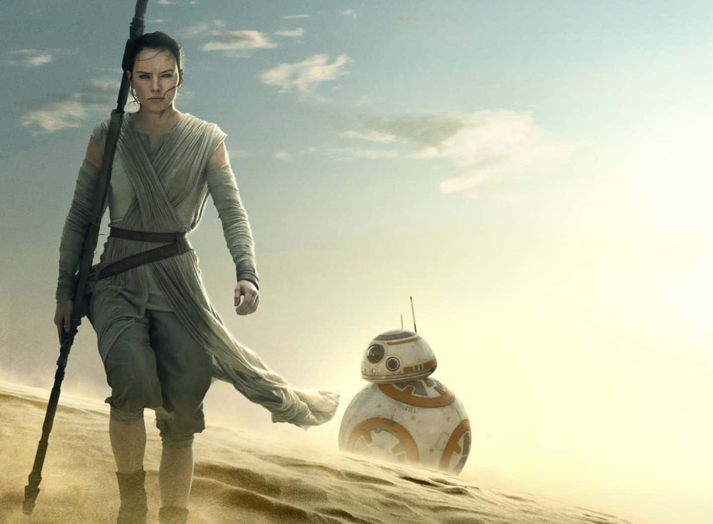 Jakku 桌布 壁紙 — Rey 在明亮的天空下與 BB-8 一起穿越沙漠。