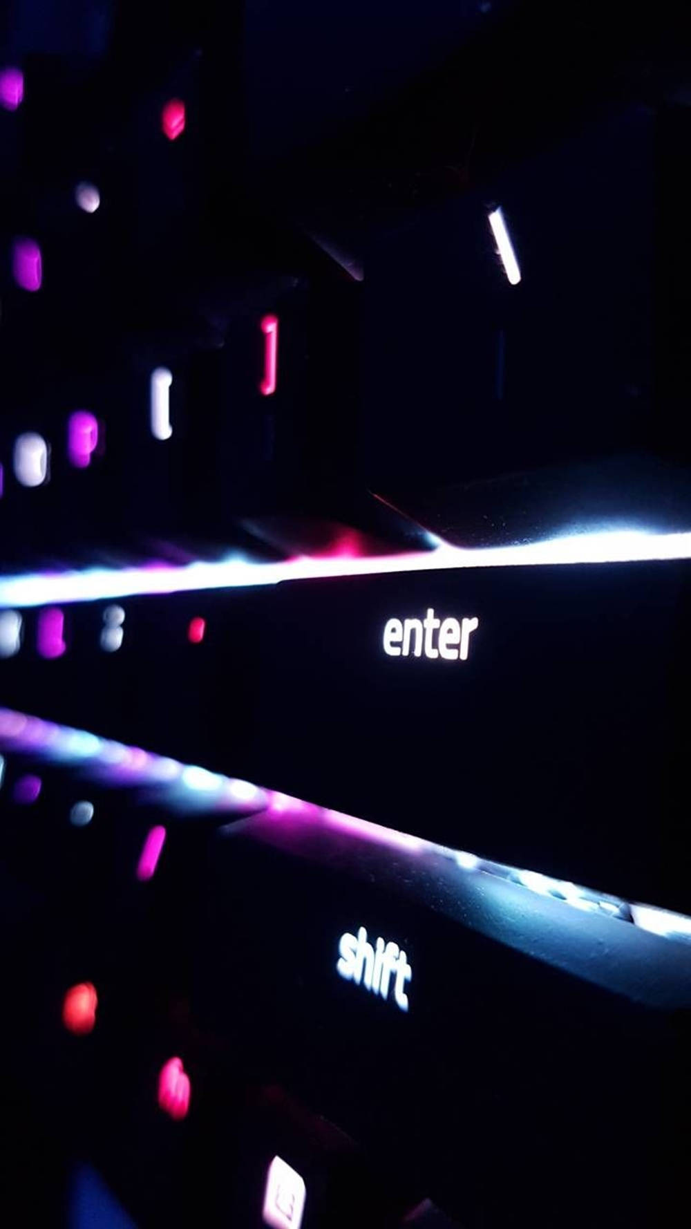 在黑暗中帶有彩色背光的發光鍵盤 Enter 和 Shift 鍵