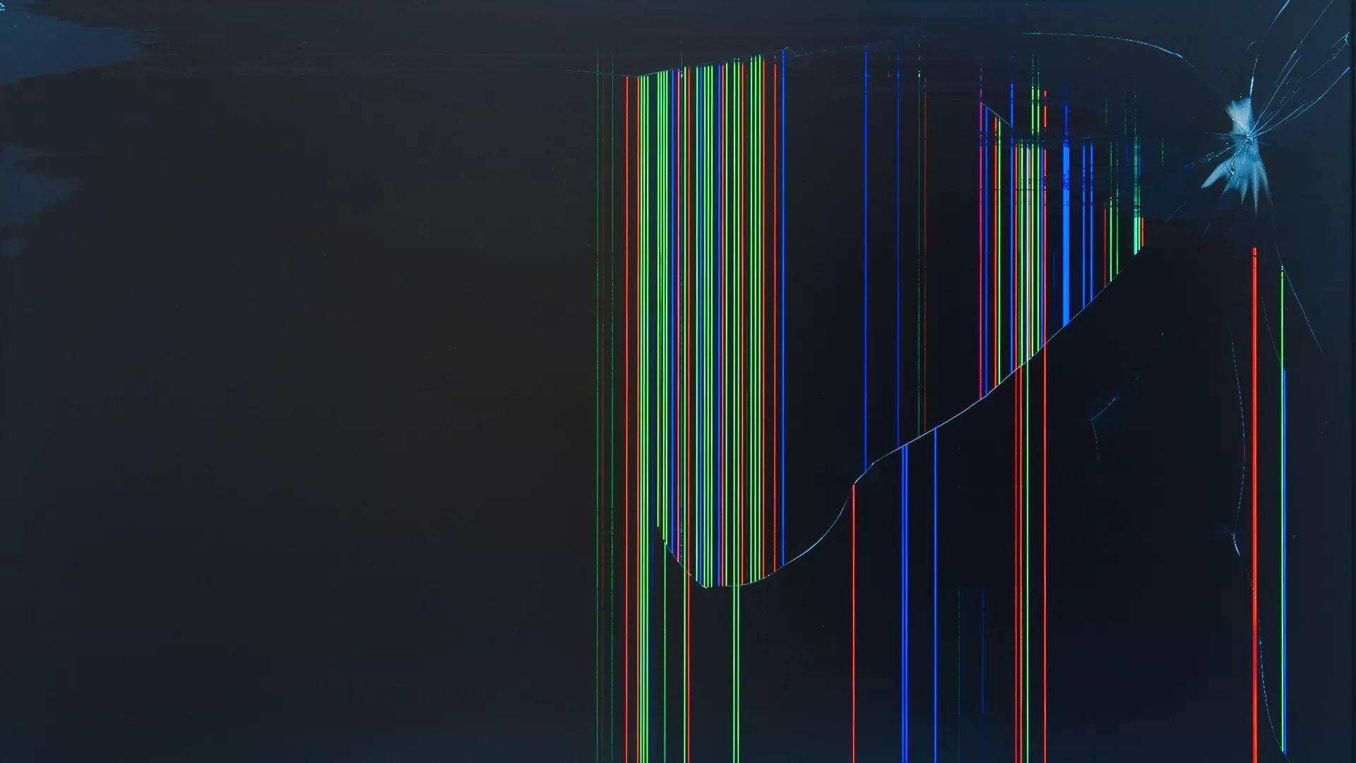 破裂的屏幕，彩色數碼數據流穿過裂縫落下。 — 碎屏 壁紙