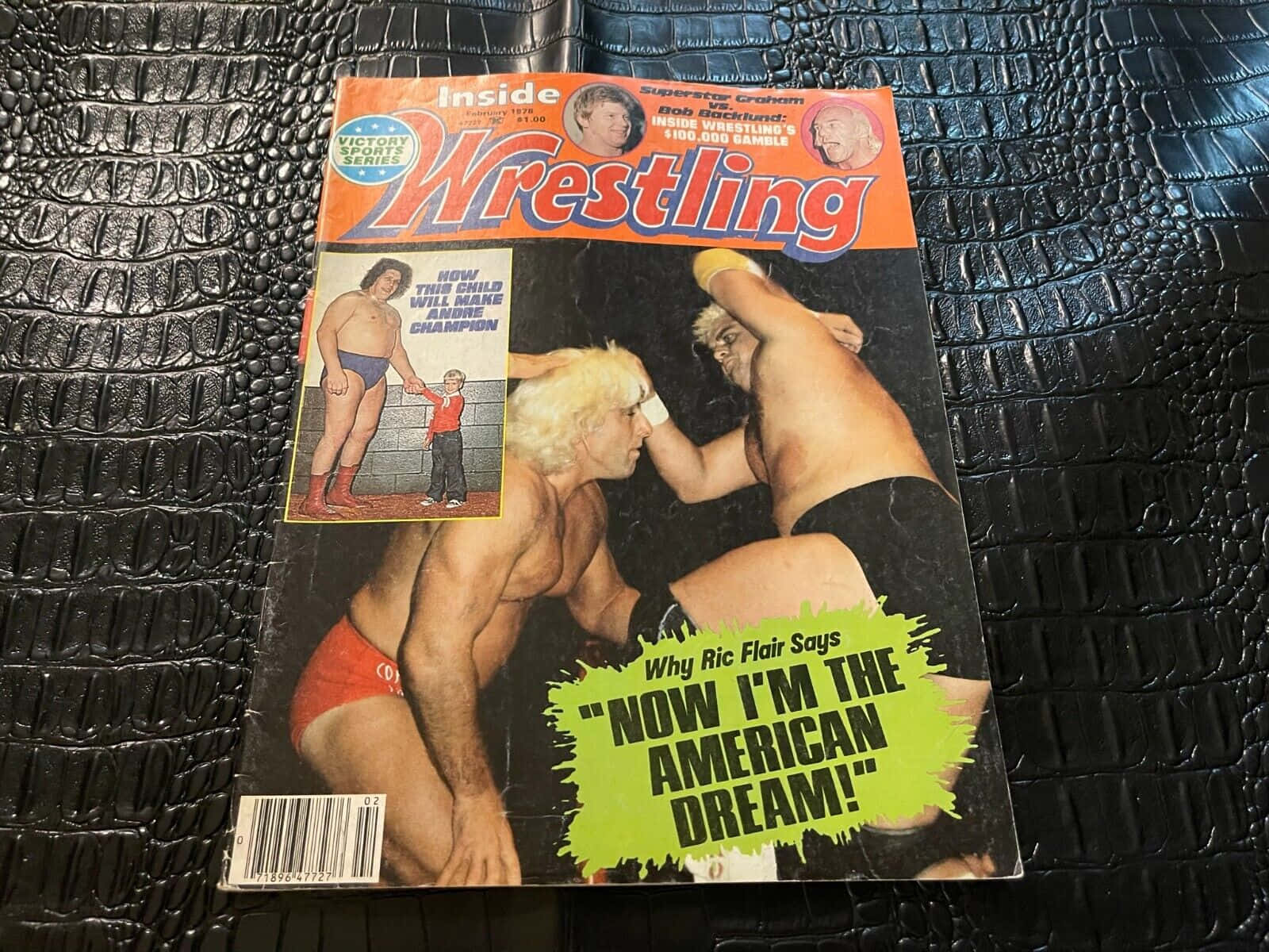 復古摔角雜誌封面， Ric Flair 在黑色紋理表面上。
