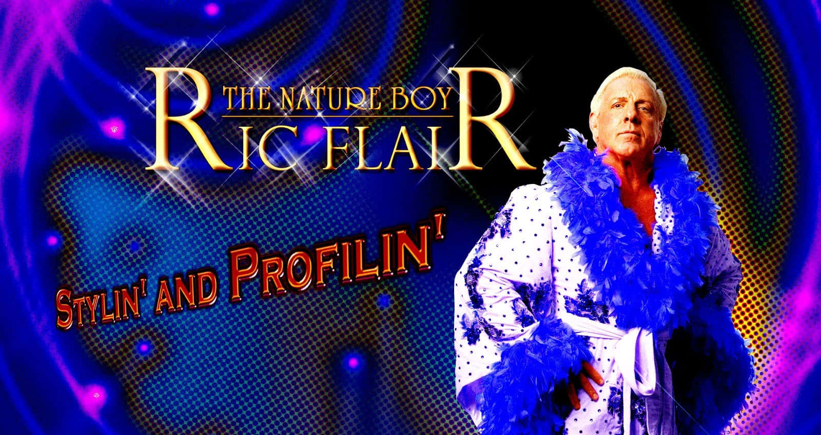 Ric Flair 穿著「Stylin' And Profilin'」 壁紙 — 自然男孩 Ric Flair 自信地站在藍色羽毛圍巾中，背景是充滿活力的紫色和藍色宇宙背景，帶有閃閃發光的文字。