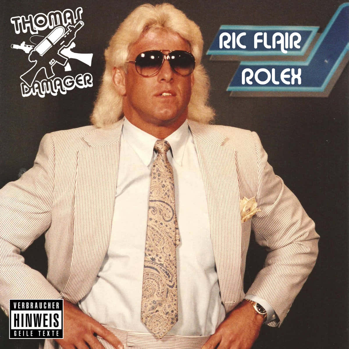 Ric Flair 為 Thomas Damager 專輯封面拍攝造型照 壁紙 — 一位自信的金髮摔角手戴著太陽眼鏡，身穿細條紋西裝和佩斯利領帶，在深色背景前擺姿勢。