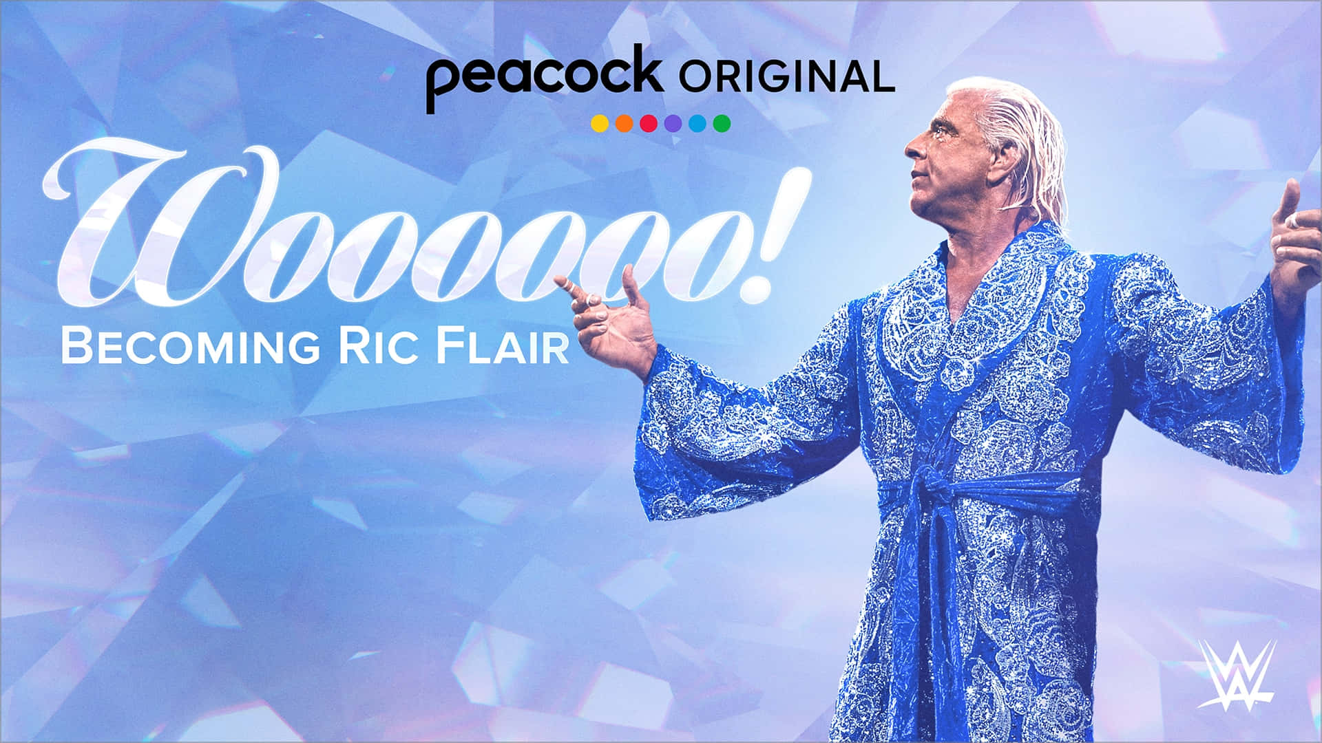 Ric Flair身穿藍色長袍為Peacock原創節目宣傳擺姿勢。