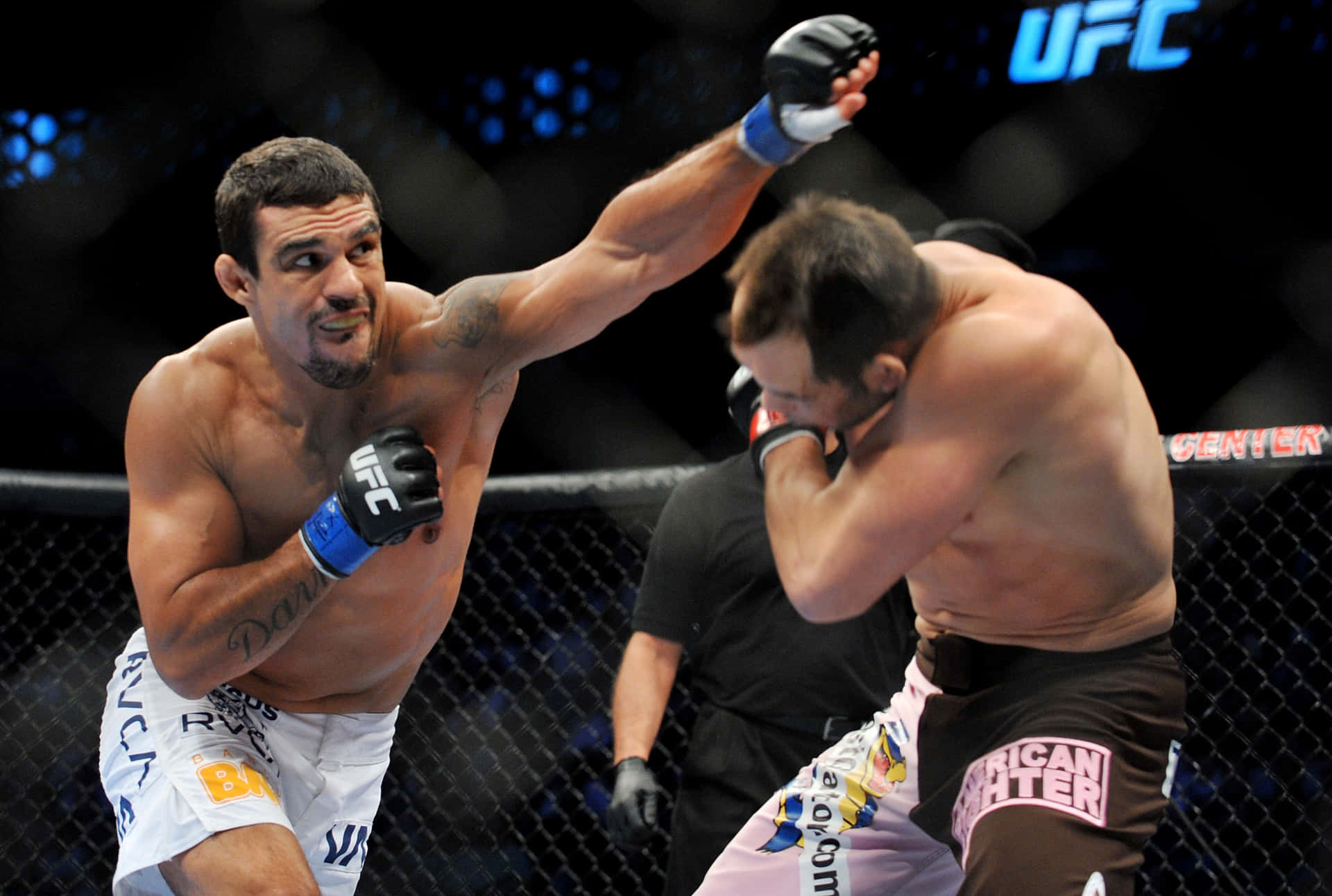 兩名男性拳手在UFC比賽中於八角籠內互相出拳。