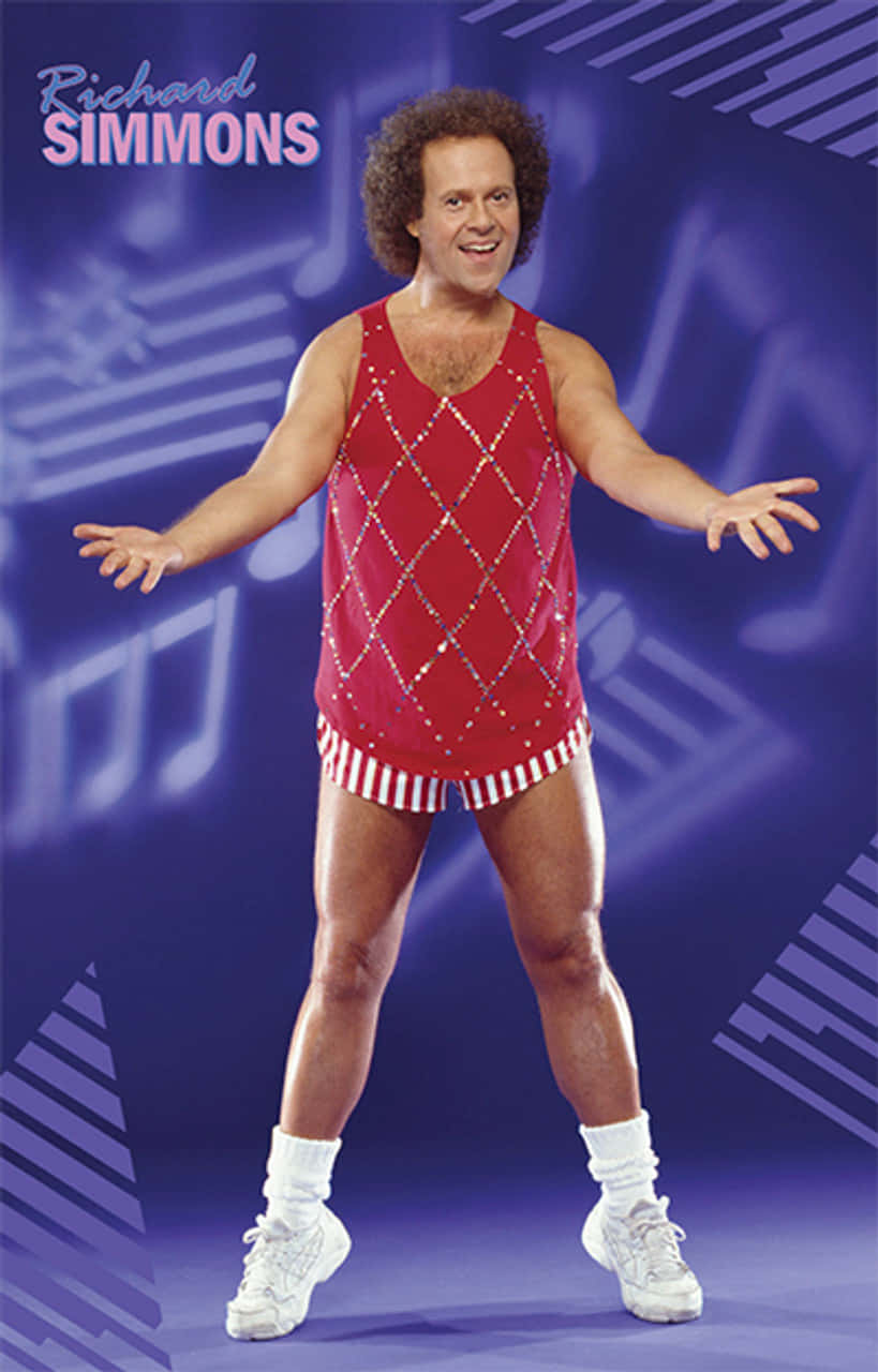  壁紙 — Richard Simmons 身穿閃亮紅色背心和條紋短褲，在充滿活力的紫色背景前，伴隨著音符，充滿活力地擺出姿勢。