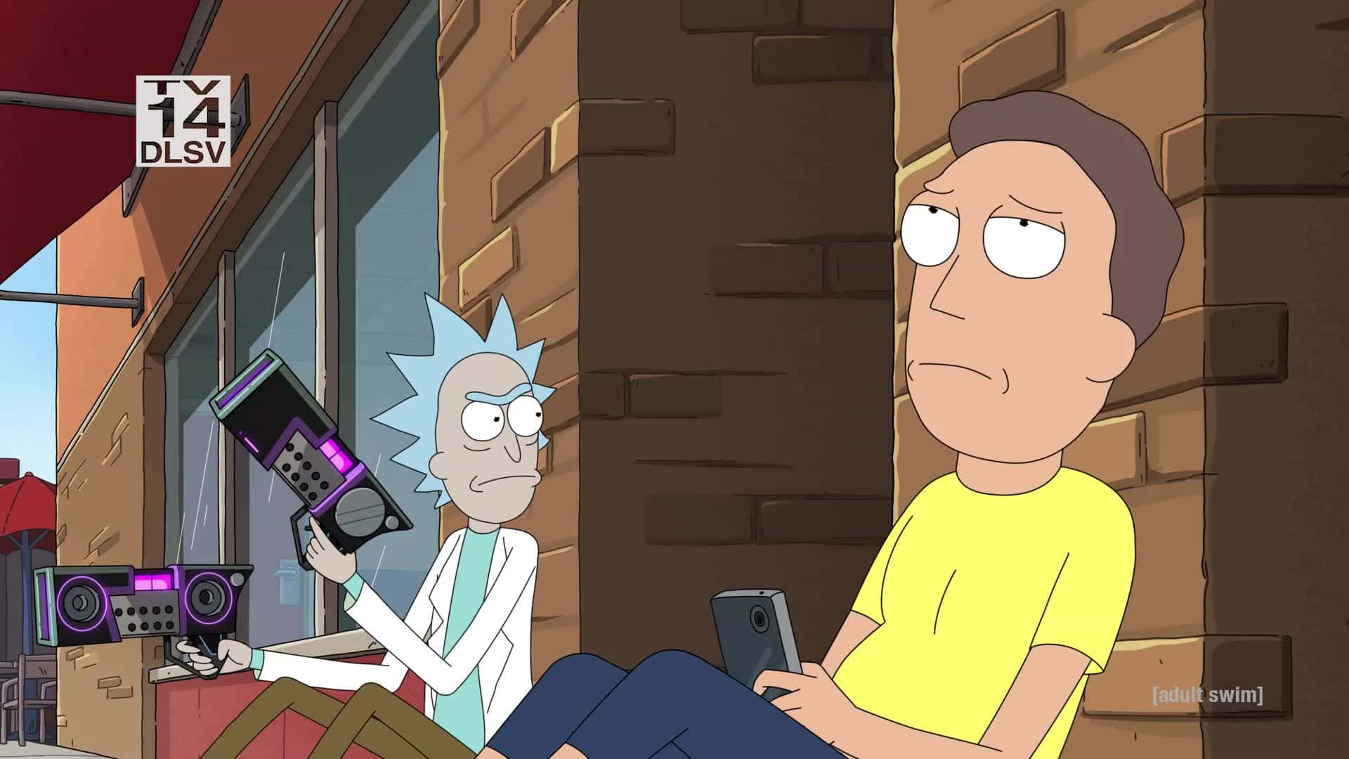 熱門電視劇 Rick And Morty 的經典場景 壁紙 — Rick Sanchez 手持一個發光的紫色手提音箱，而 Morty Smith 則顯得無聊地拿著電話靠在磚牆上。