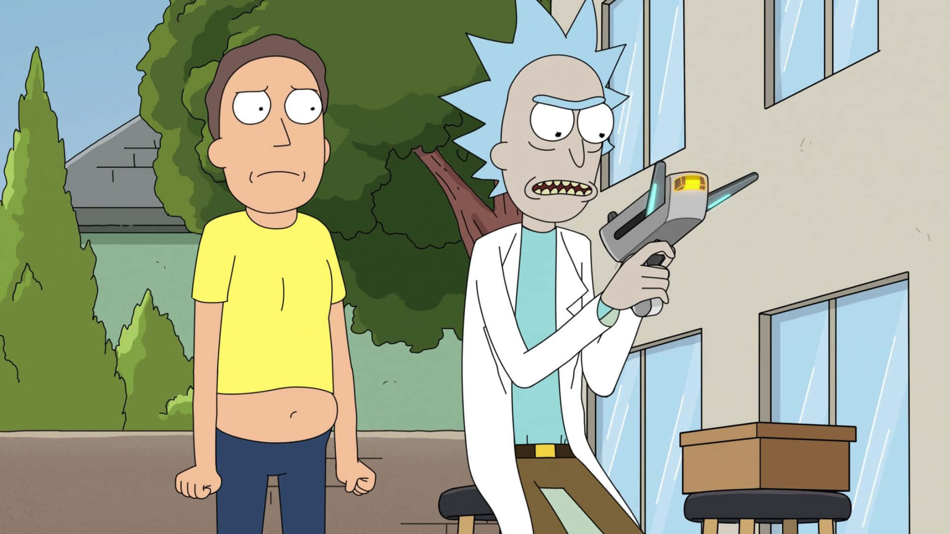 Jerry Smith 桌布 壁紙 — Rick Sanchez 喺戶外近一間有綠色樹木嘅屋附近，用一支發光嘅射線槍瞄準 Morty Smith。