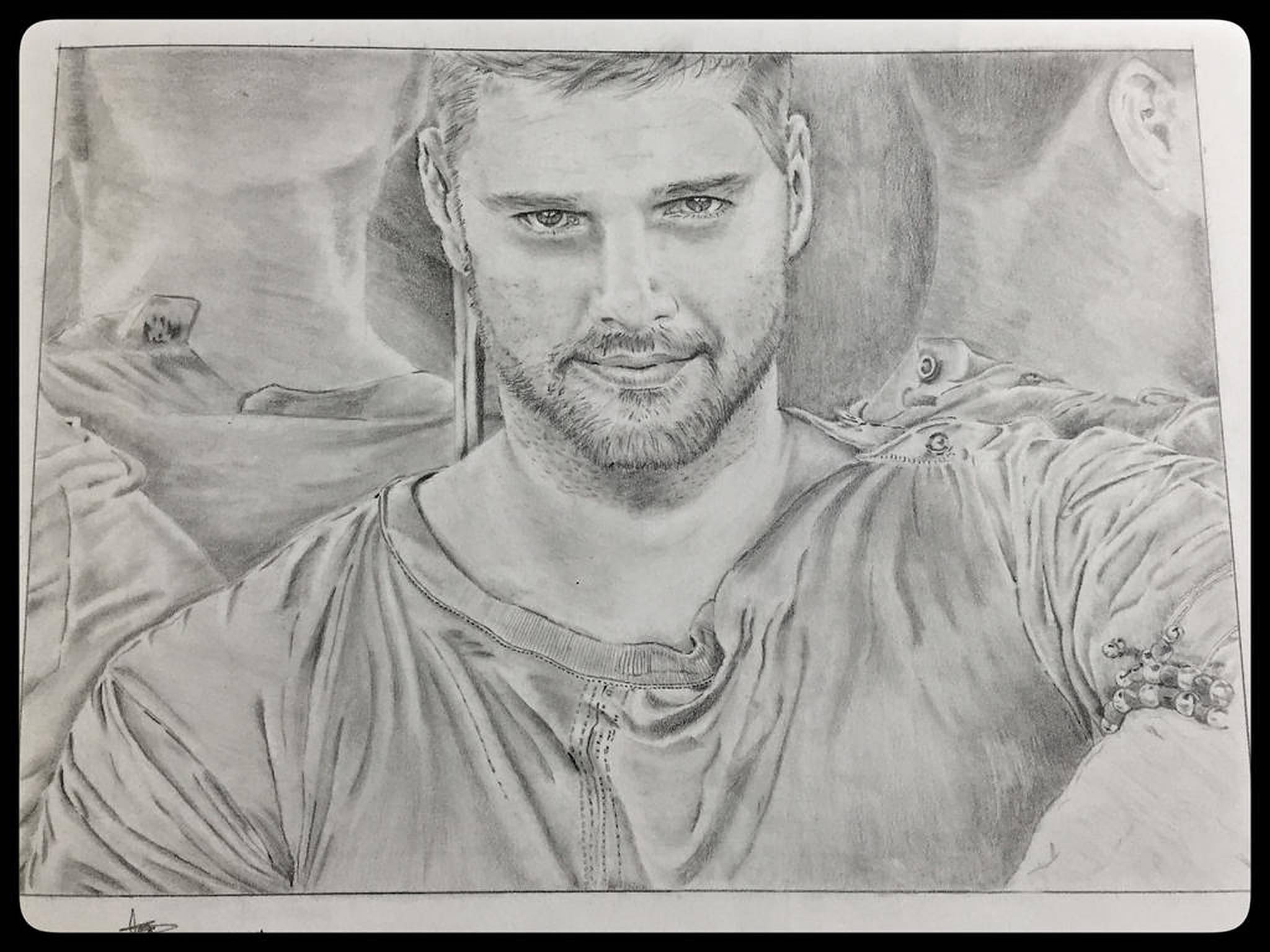 Ricky Martin 素描藝術 壁紙 — 一幅詳細的鉛筆素描，描繪一位留鬍鬚、眼神銳利的男子，身穿有紋理的襯衫，手臂上有可見的紋身。
