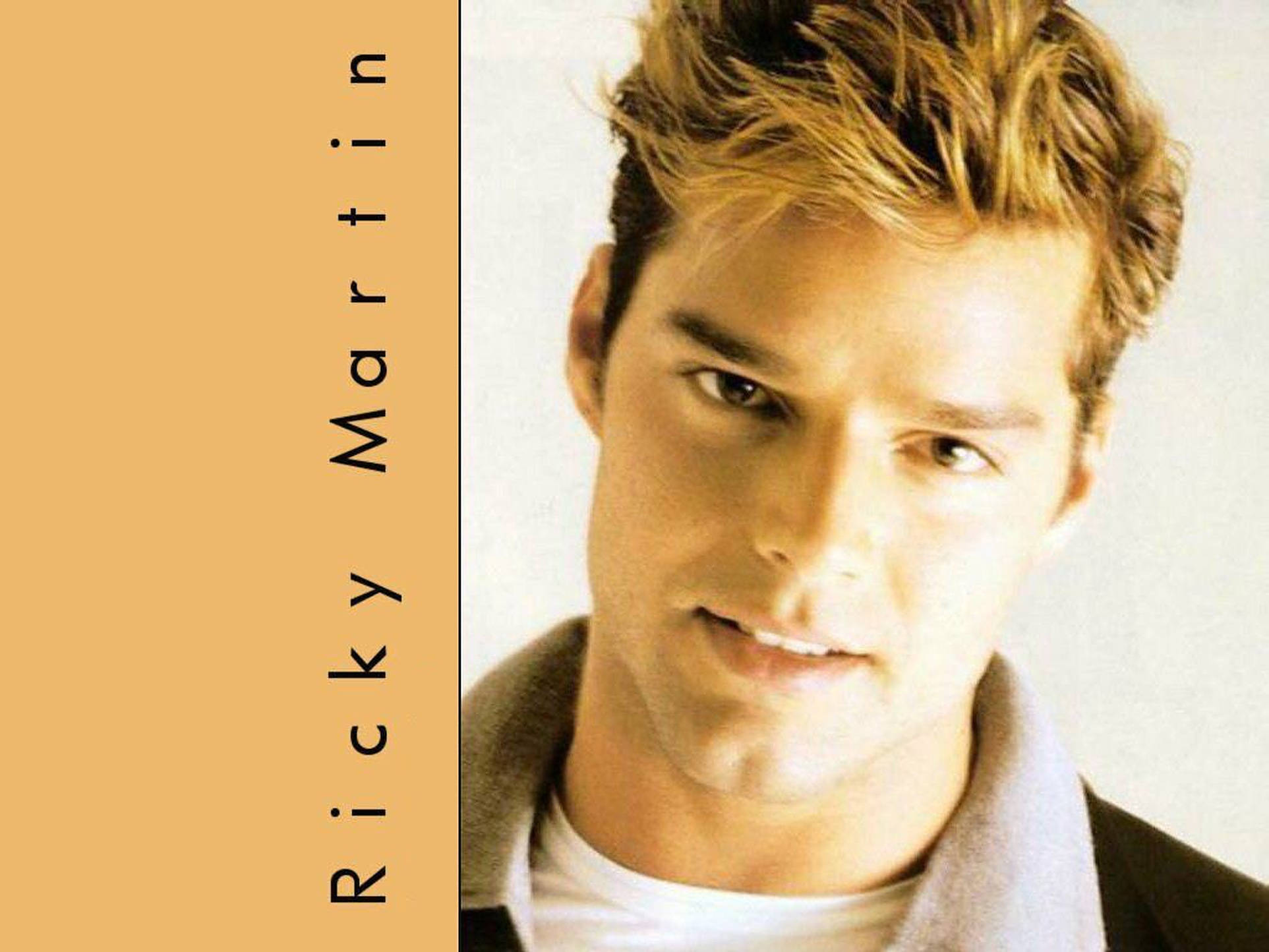 Ricky Martin 金髮 壁紙 — Ricky Martin 喺溫暖嘅米色背景前，自信咁微笑直視，佢個名垂直排列。