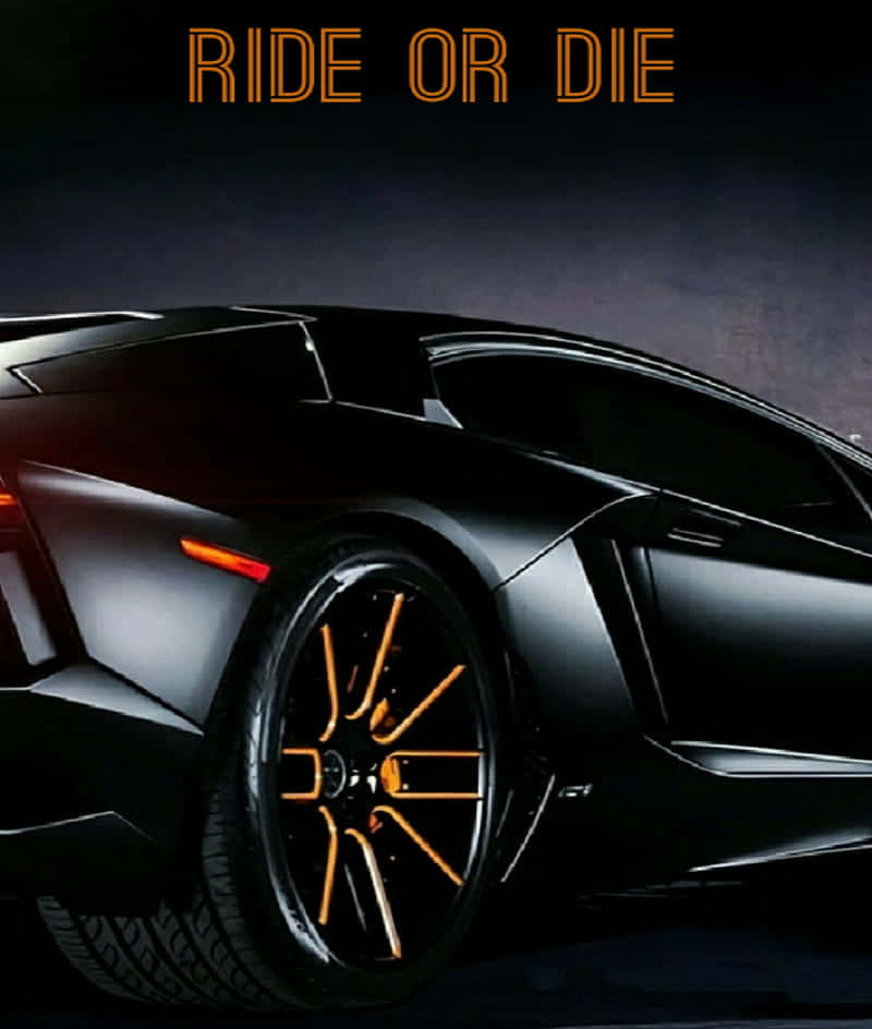 啞光黑色跑車，帶有橙色輪圈和「RIDE OR DIE」文字。