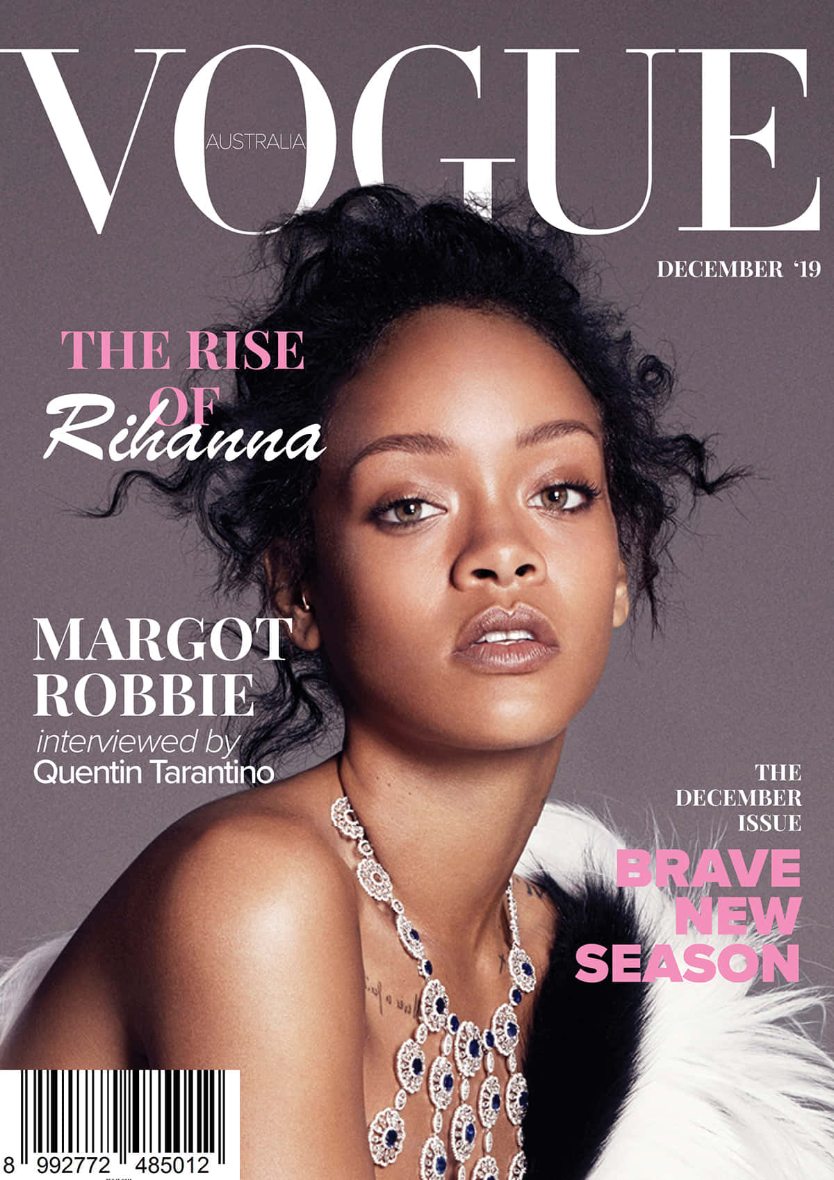 cover 桌布 壁紙 — Rihanna 喺 Vogue Australia 2019年12月號封面，戴住珠寶頸鏈同白色皮草，喺柔和紫色背景前強烈凝視。