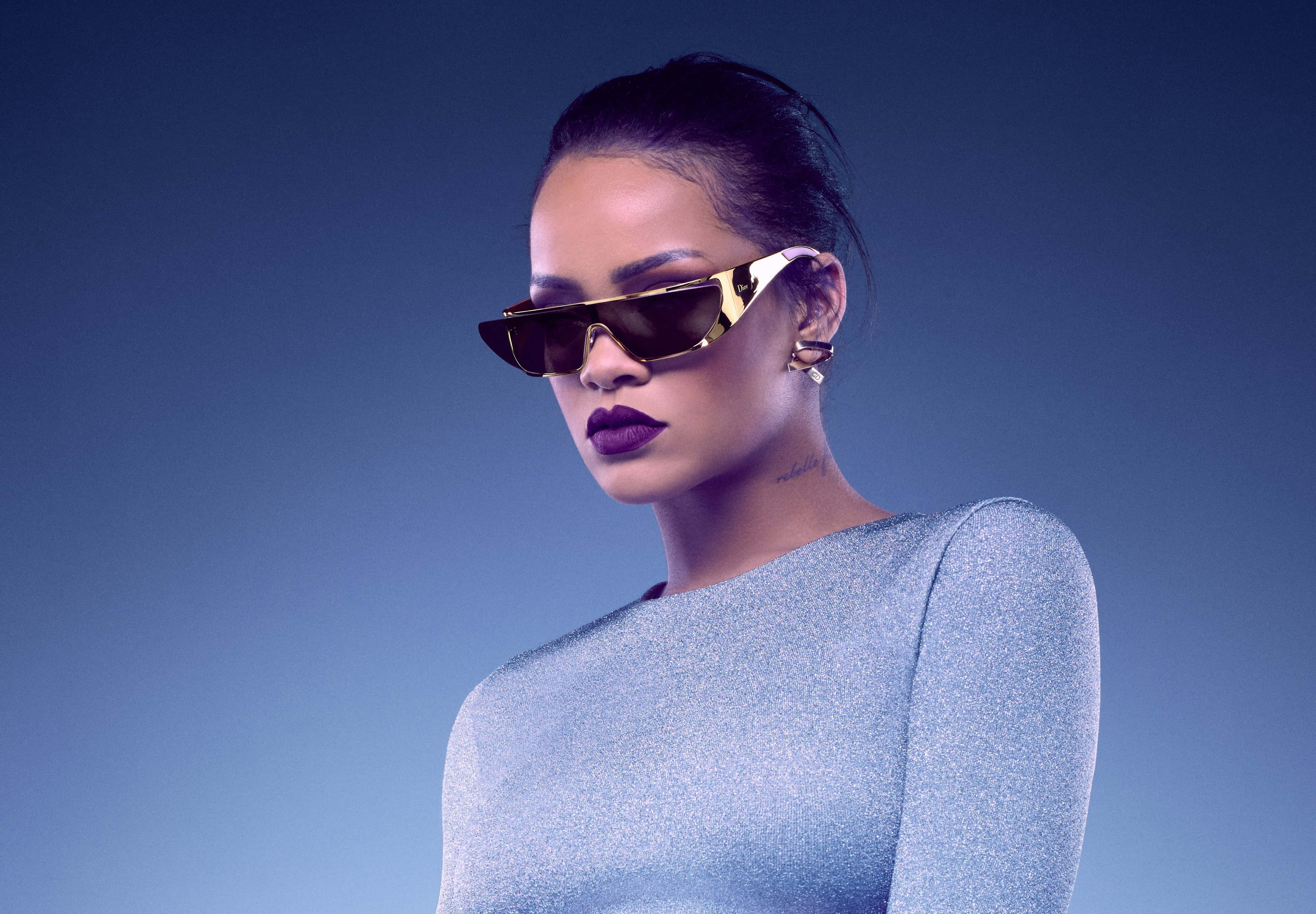 Rihanna 展現魅力與時尚風格 壁紙