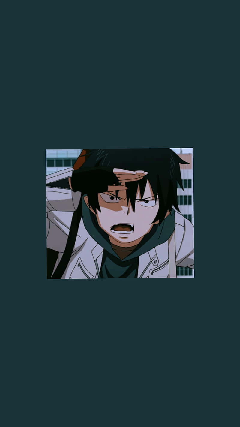 搞笑動漫頭像： Rin Okumura 壁紙 — 一個黑髮、表情強烈的動漫角色在城市背景下敬禮。