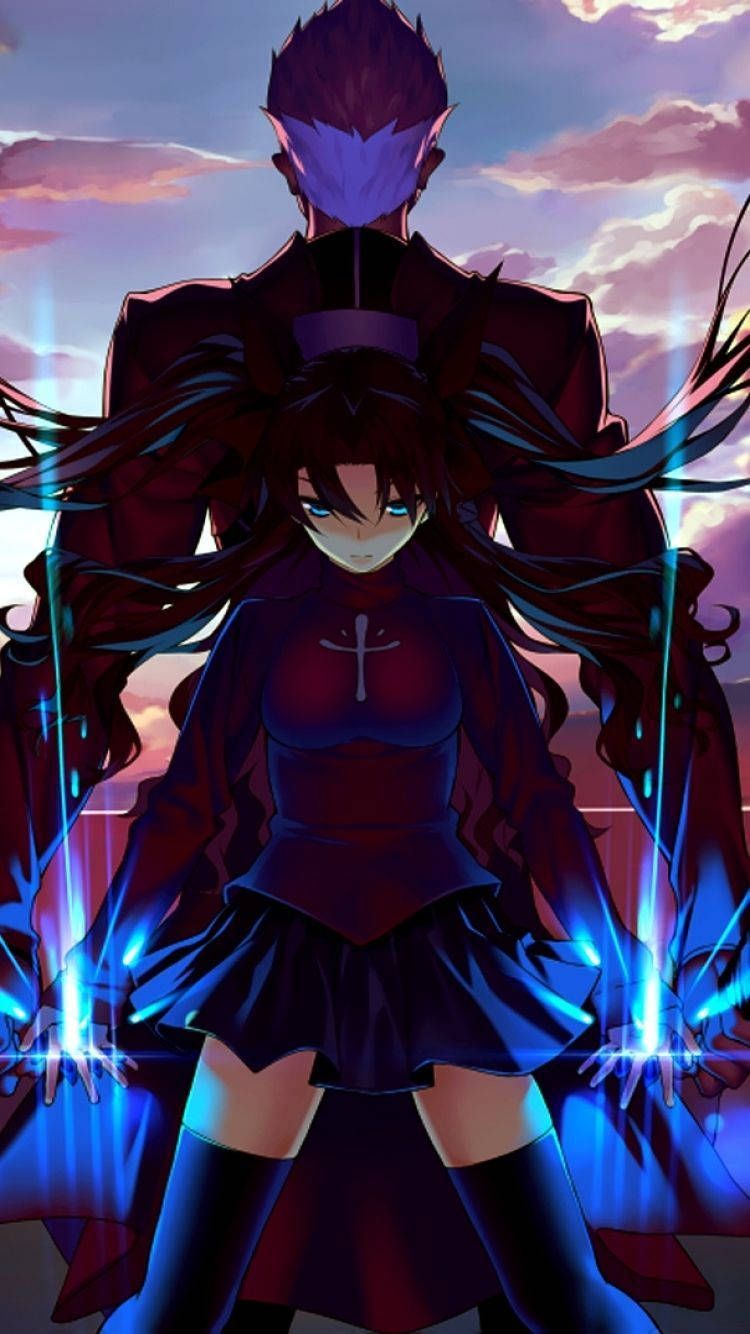 Rin Tohsaka 4K 動畫手機壁紙 壁紙 — 一位黑髮動漫女孩身穿紅色服裝，站在一個高聳的人物面前，背景是黃昏的天空，伴隨著發光的藍色能量光束。
