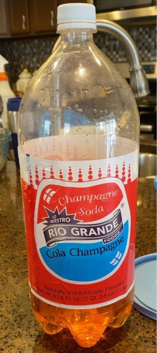 Rio Grande香檳汽水半滿 壁紙 — 一瓶透明塑膠瓶的Rio Grande Cola Champagne汽水放在廚房檯面上，表面可見冷凝水滴。