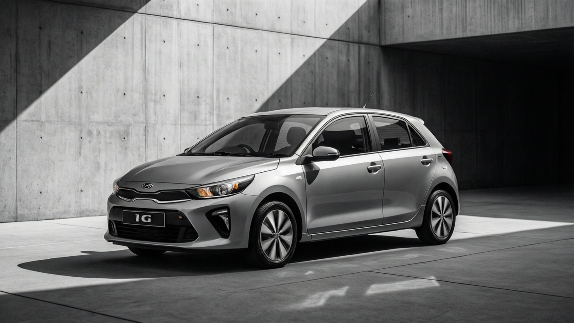 銀色Kia IG掀背車停在帶有戲劇性照明的混凝土車庫中。