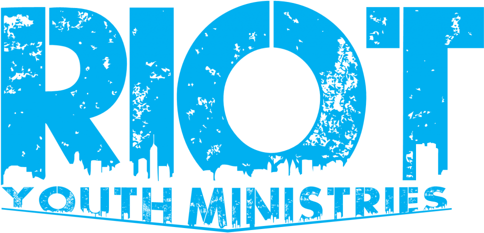 Riot Youth Ministries 標誌 壁紙 — 粗體藍色磨損文字拼出 RIOT YOUTH MINISTRIES，並將城市天際線剪影融入字母中。