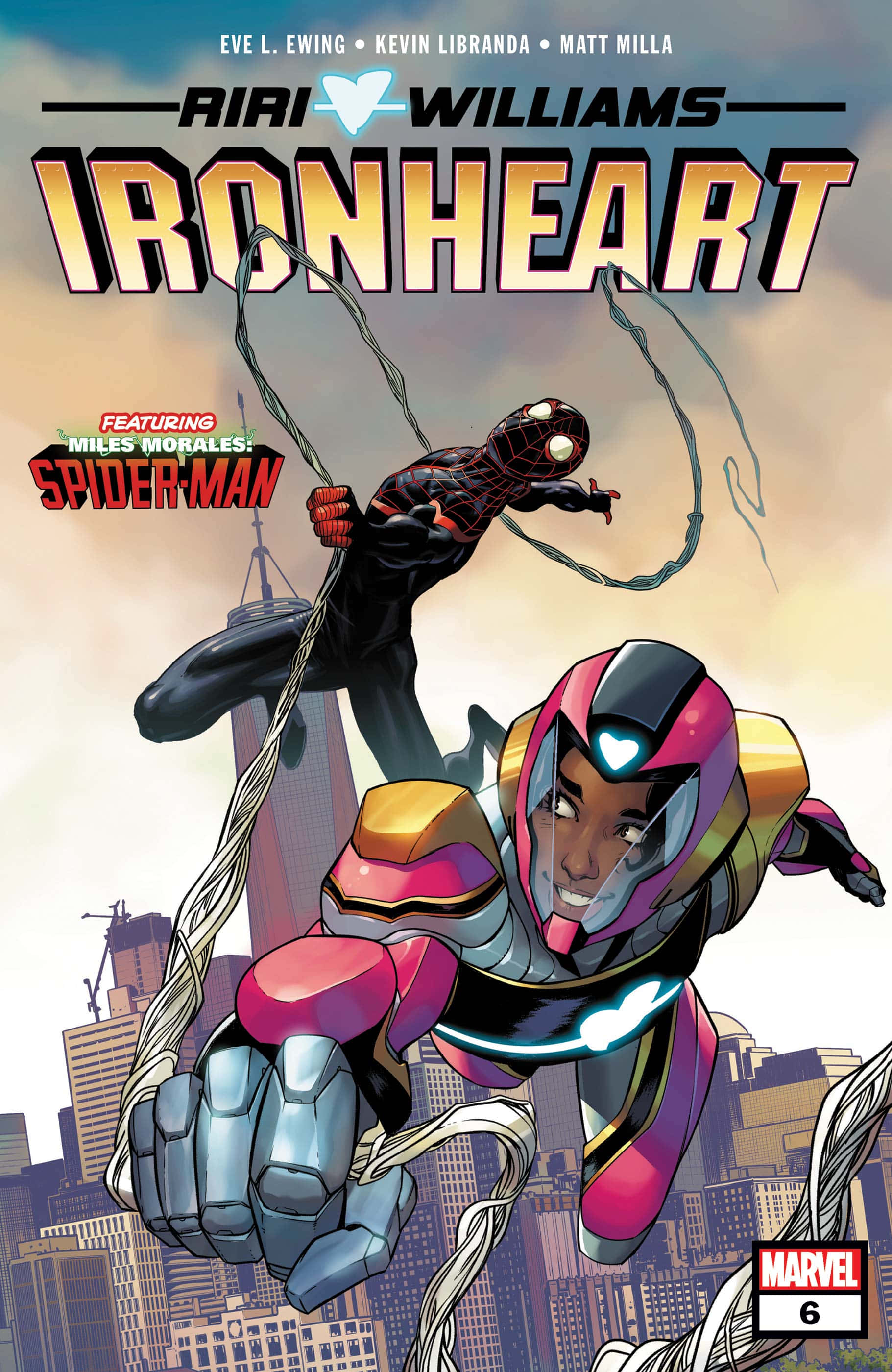 Ironheart 桌布 壁紙 — Riri Williams 身穿 Ironheart 裝甲，在 Miles Morales 蜘蛛俠於她上方、多雲的天空背景下，穿梭於城市景觀中。