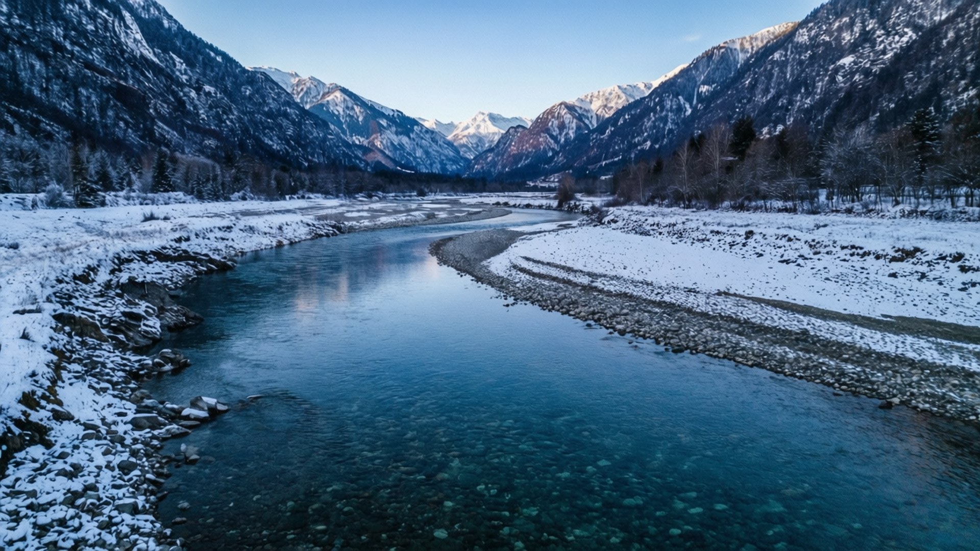 一條蜿蜒的河流流經白雪覆蓋的山谷，河水清澈湛藍，河岸白雪皚皚。