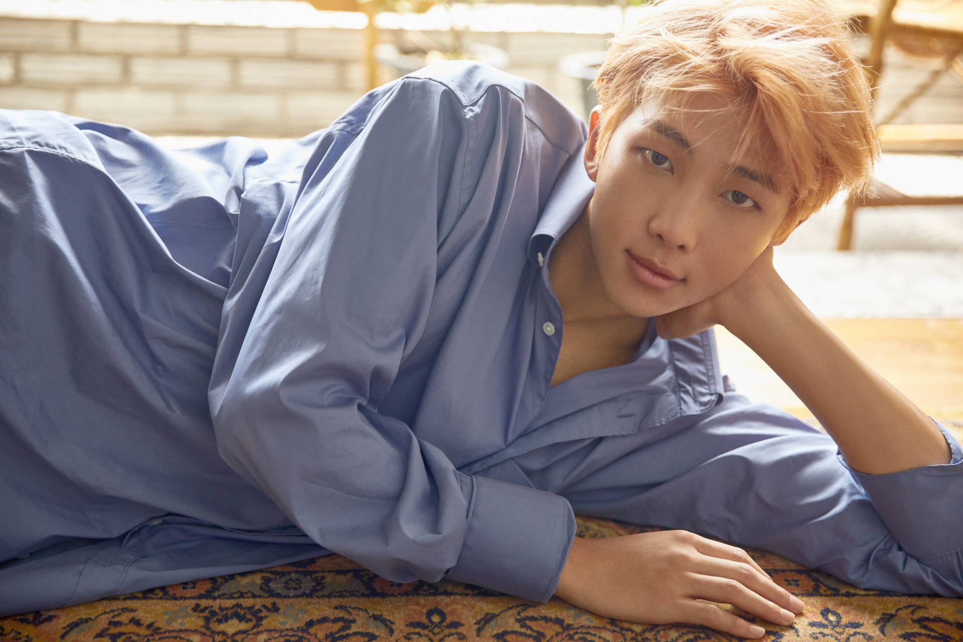 RM BTS 躺在地板上