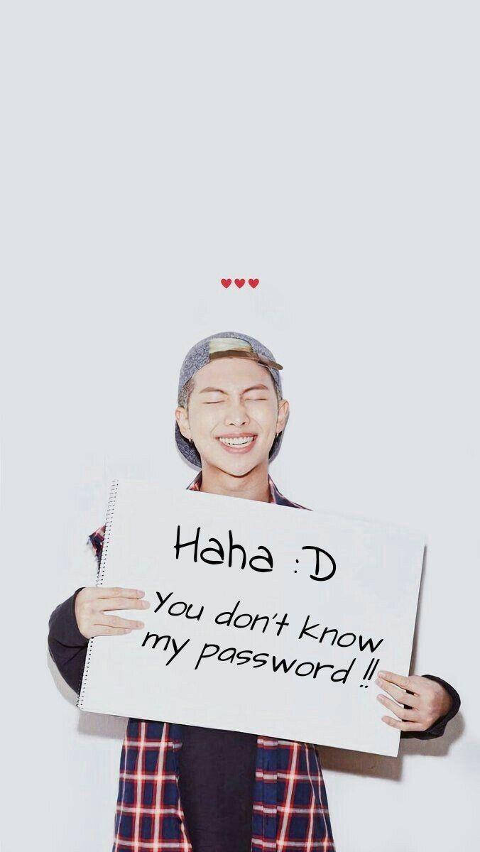 RM BTS《LG》手機鎖屏專屬壁紙 壁紙 — 一個微笑的年輕男子閉著眼睛，拿著一個寫著「哈哈 :D 你不知道我的密碼!!」的牌子，背景是純白色。
