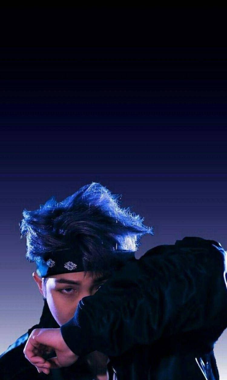 藍髮黑頭帶的年輕男子擺出戲劇性的姿勢。