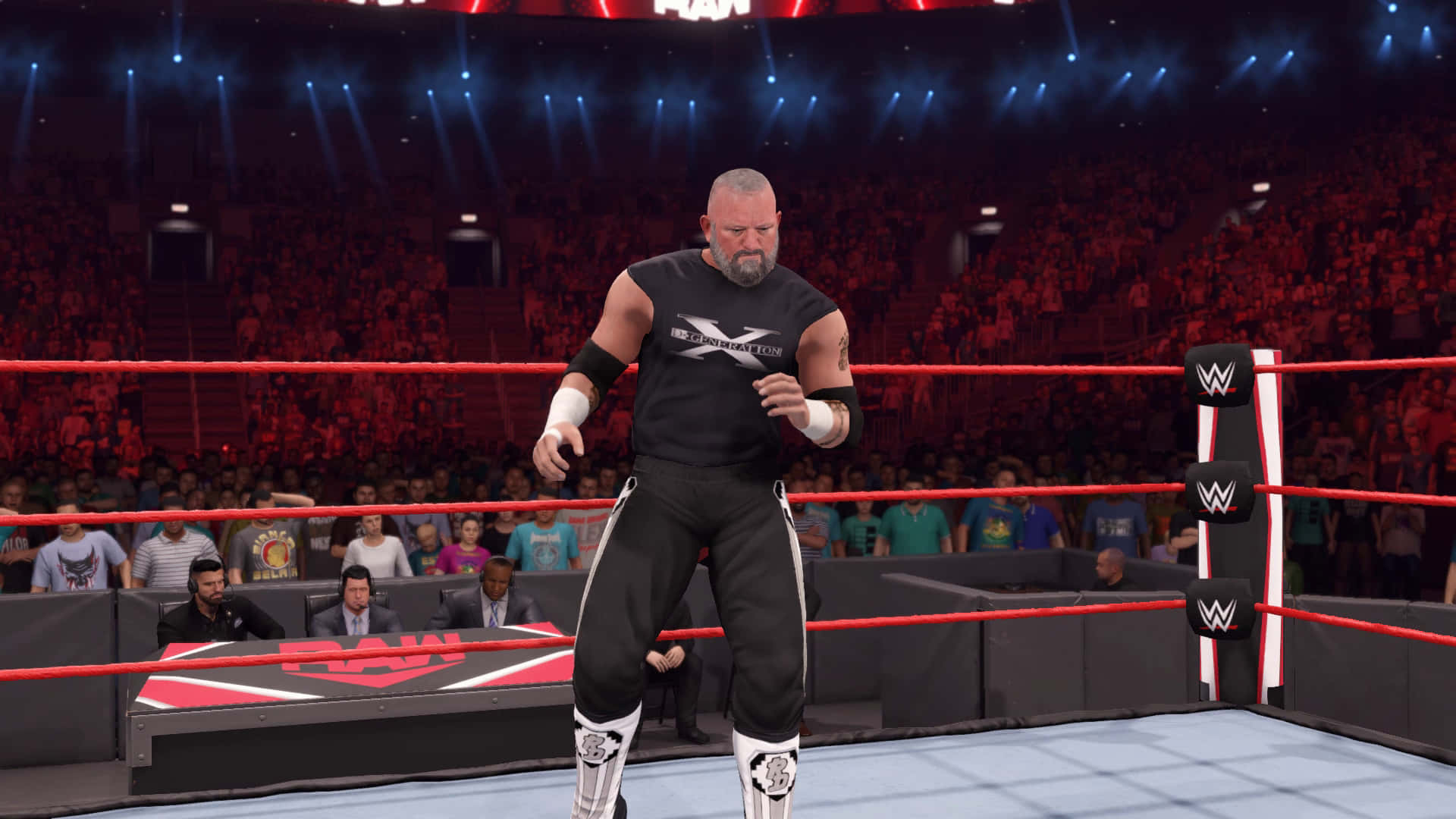 Road Dogg 獨霸擂台 壁紙 — 一名身穿黑色裝備的摔角手站在燈火通明的擂台上，觀眾在體育場燈光下歡呼。