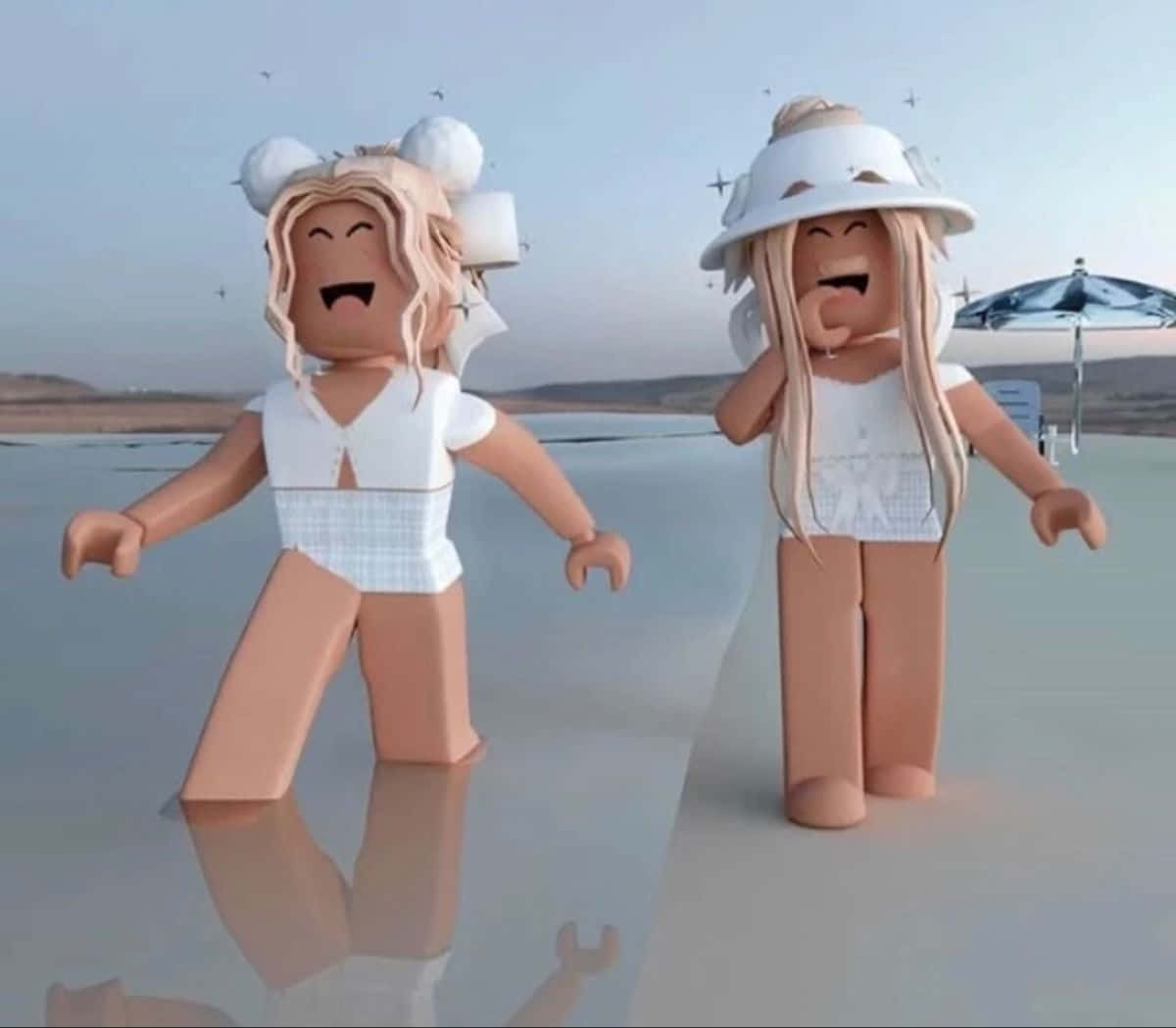 Roblox上的終生好友 壁紙 — 兩個穿著白色服裝的快樂Roblox頭像在蒼白的天空下，在反射的鹽灘上大笑並擺姿勢。