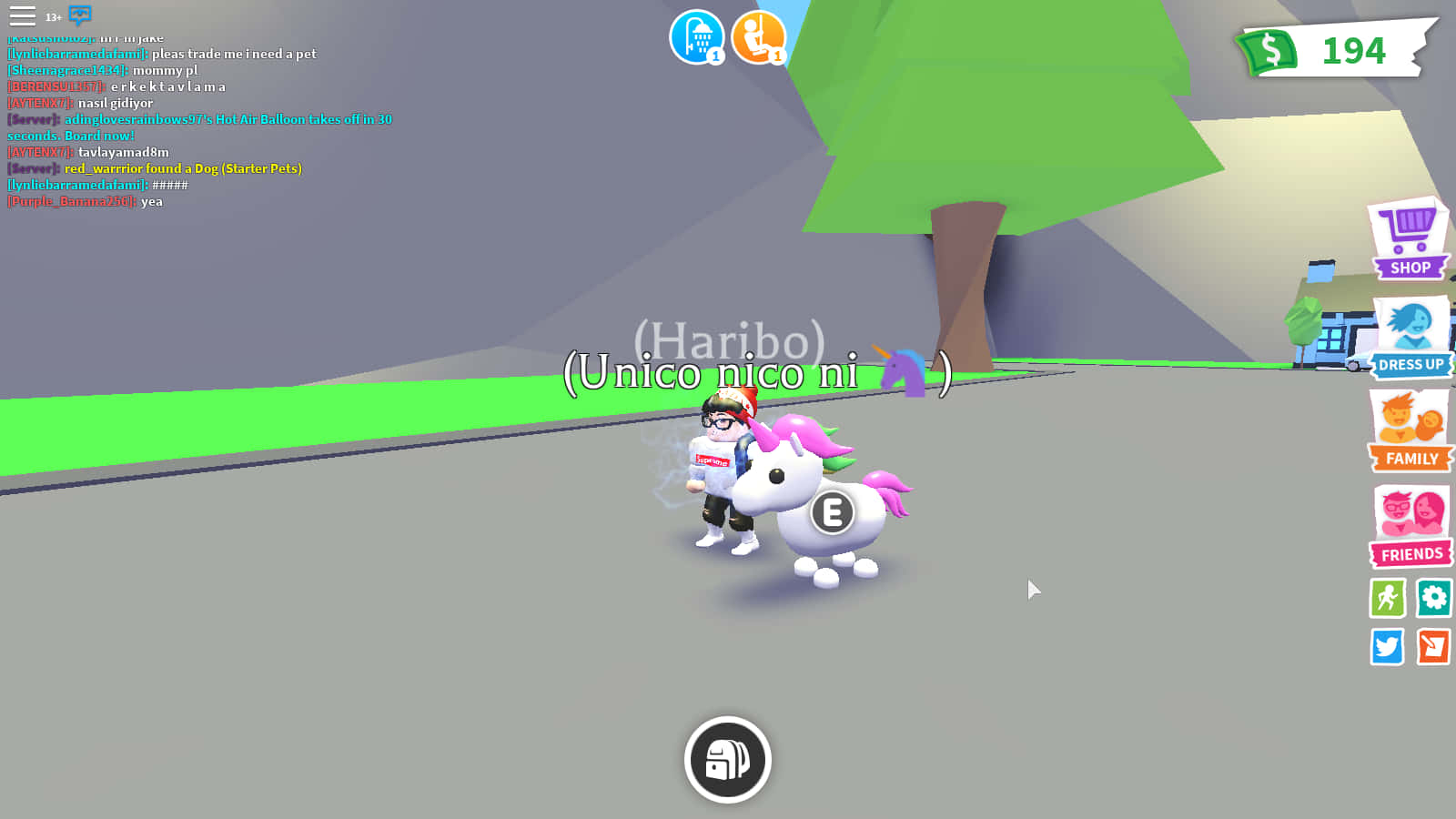 Roblox《收養我》遊戲玩法 壁紙 — 一個卡通角色騎著粉紅色獨角獸，在一個帶有聊天和商店UI元素的明亮3D渲染遊戲世界中。