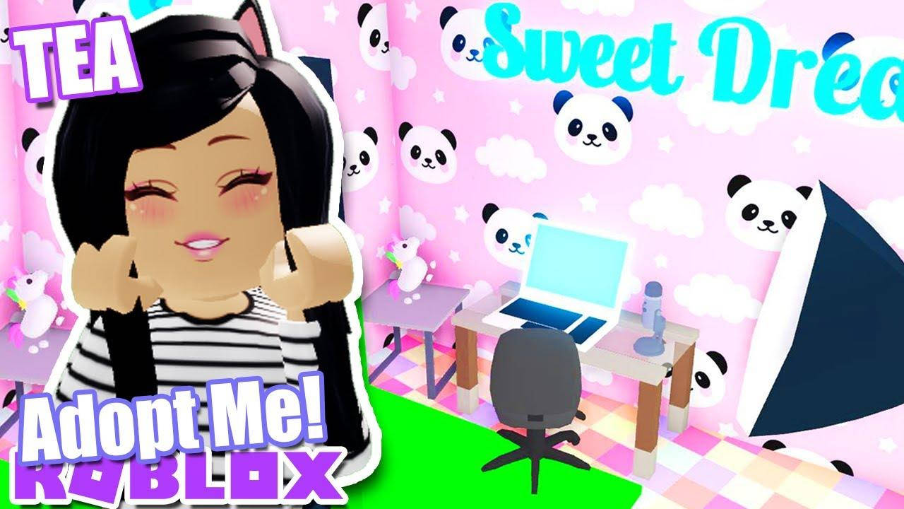 Roblox角色在粉紅色熊貓主題遊戲室裡，配有手提電腦和sweet dreams裝飾。