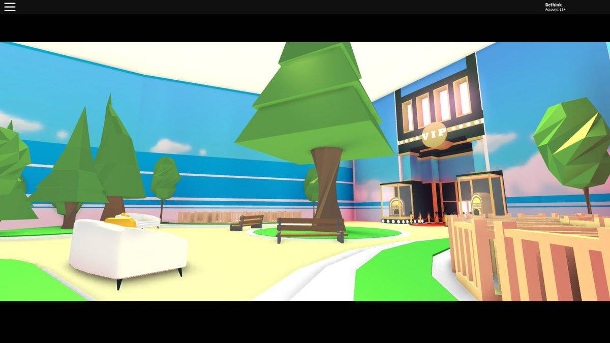 Roblox Adopt Me 高級房間 壁紙 — 一個明亮的低多邊形數位公園，有幾何樹木、白色沙發和VIP建築，在晴朗的藍天下。