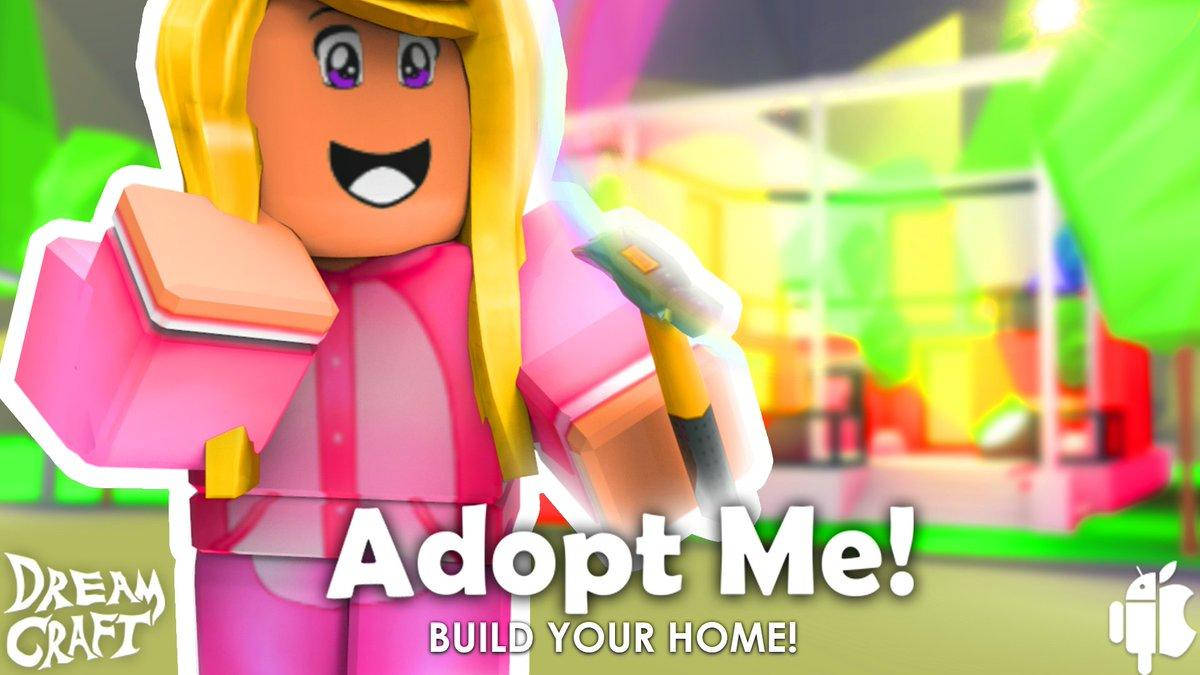 Roblox Adopt Me 房屋更新 壁紙 — 一個開心的 Roblox 頭像，金髮粉紅衣服，喺色彩繽紛嘅遊戲背景前揸住鎚仔同夾板。