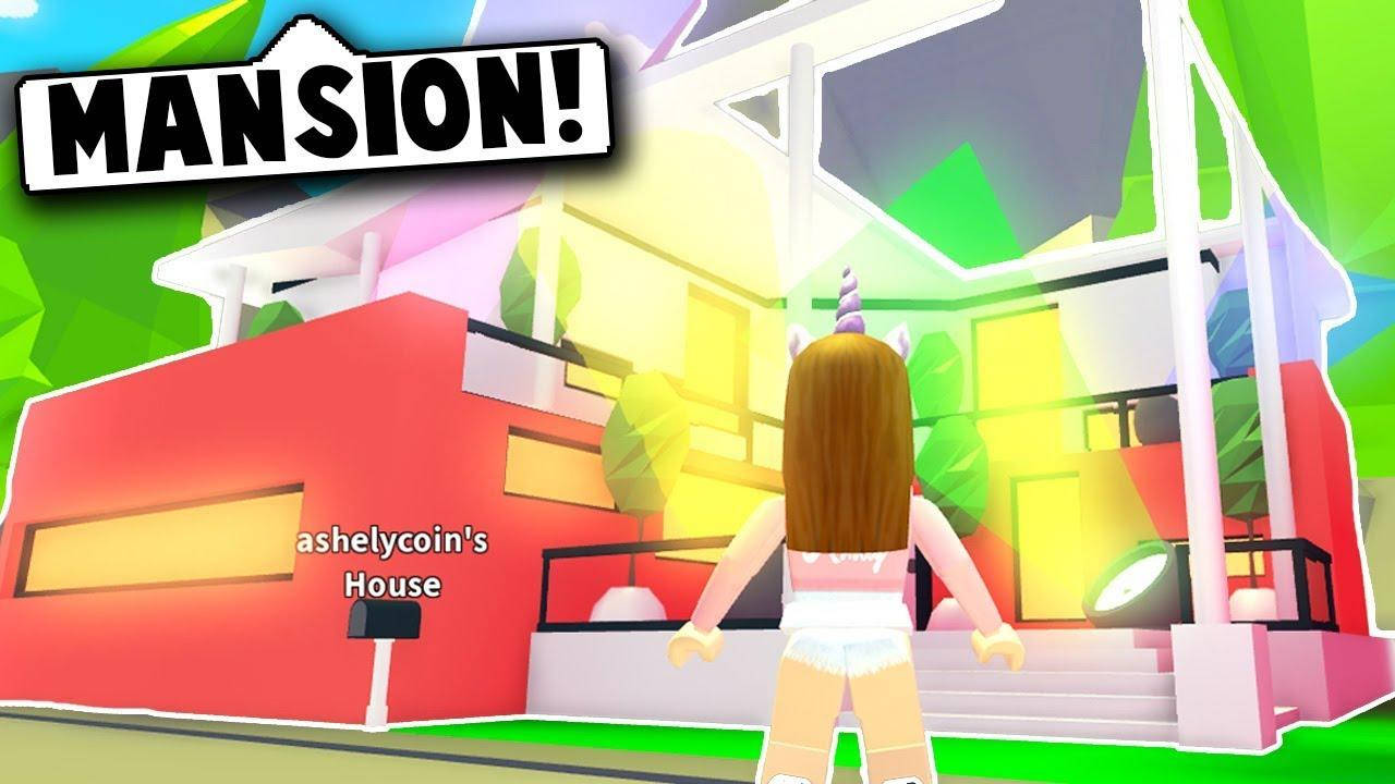 Roblox Adopt Me 派對屋 壁紙 — 一個帶有獨角獸角的 Roblox 頭像站在一座色彩繽紛的幾何豪宅前，窗戶閃閃發光。