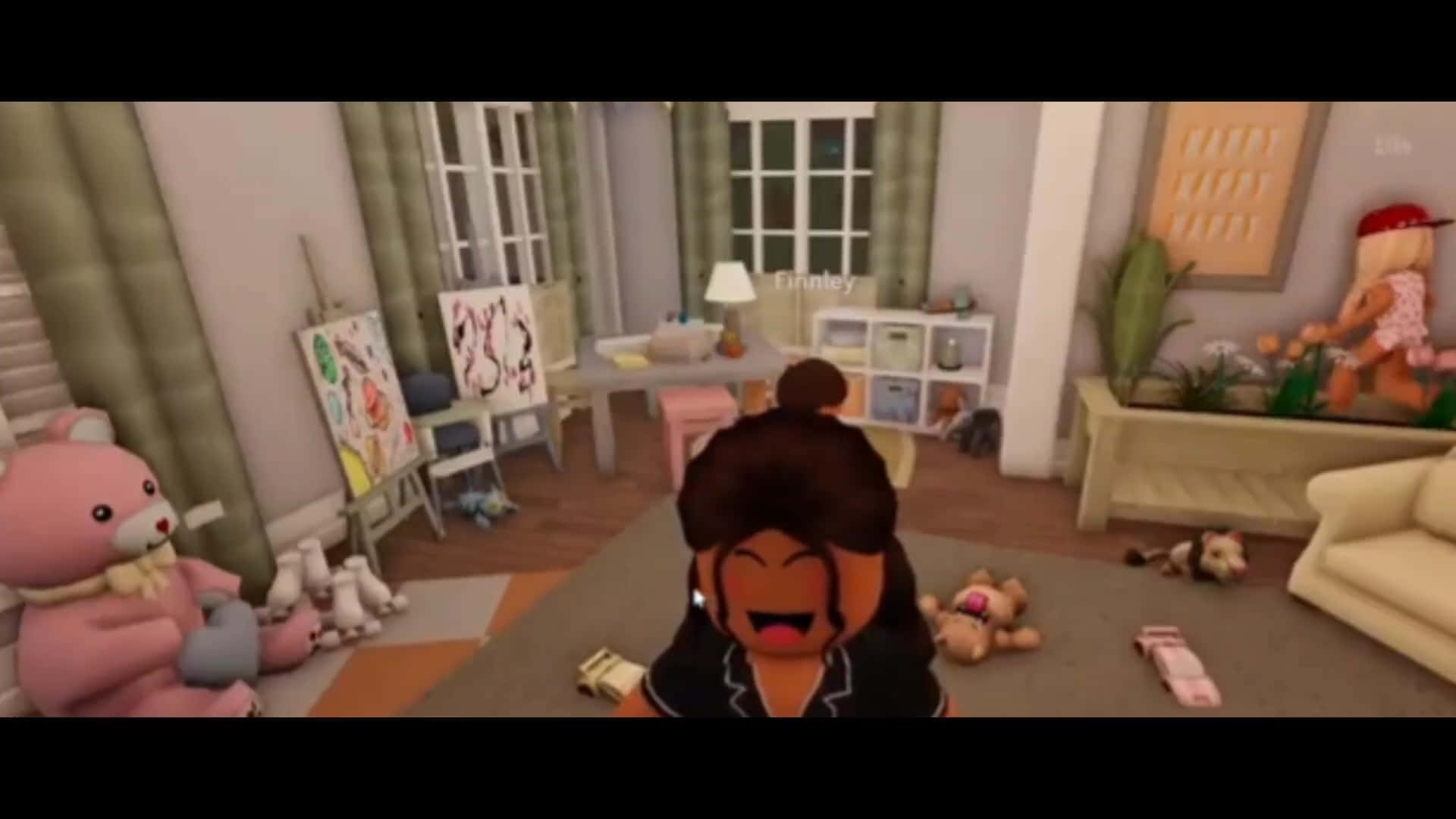 一個Roblox角色在一個雜亂的兒童遊戲室裏大笑，周圍有玩具和藝術品。