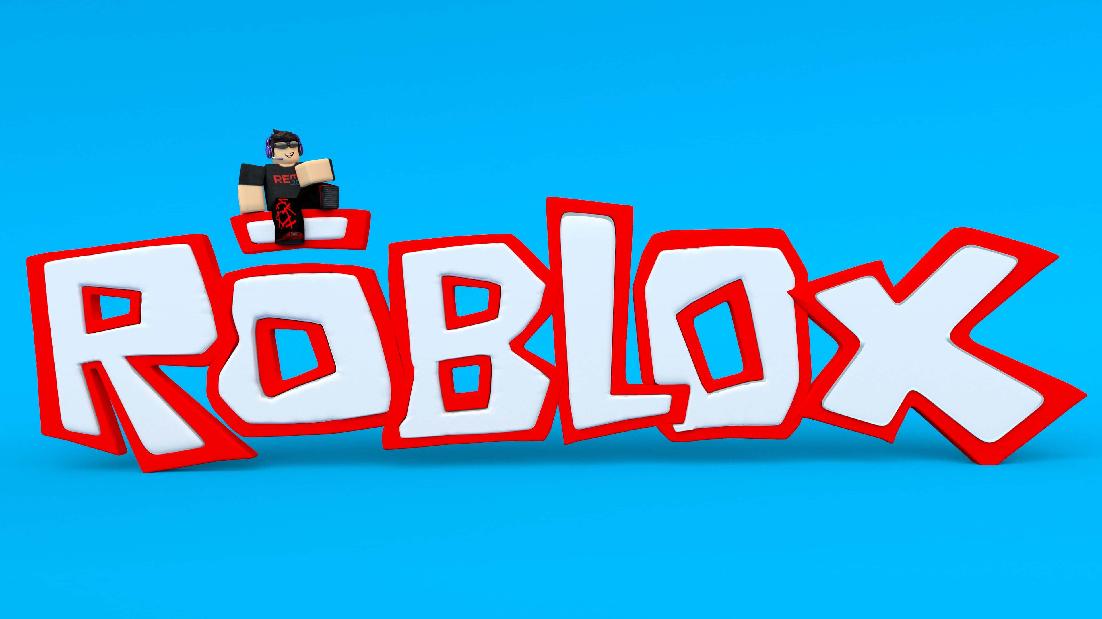 Roblox Blue 的無限可能 壁紙 — 一個 Roblox 頭像坐在鮮明的 3D Roblox 標誌上，背景為純藍色。