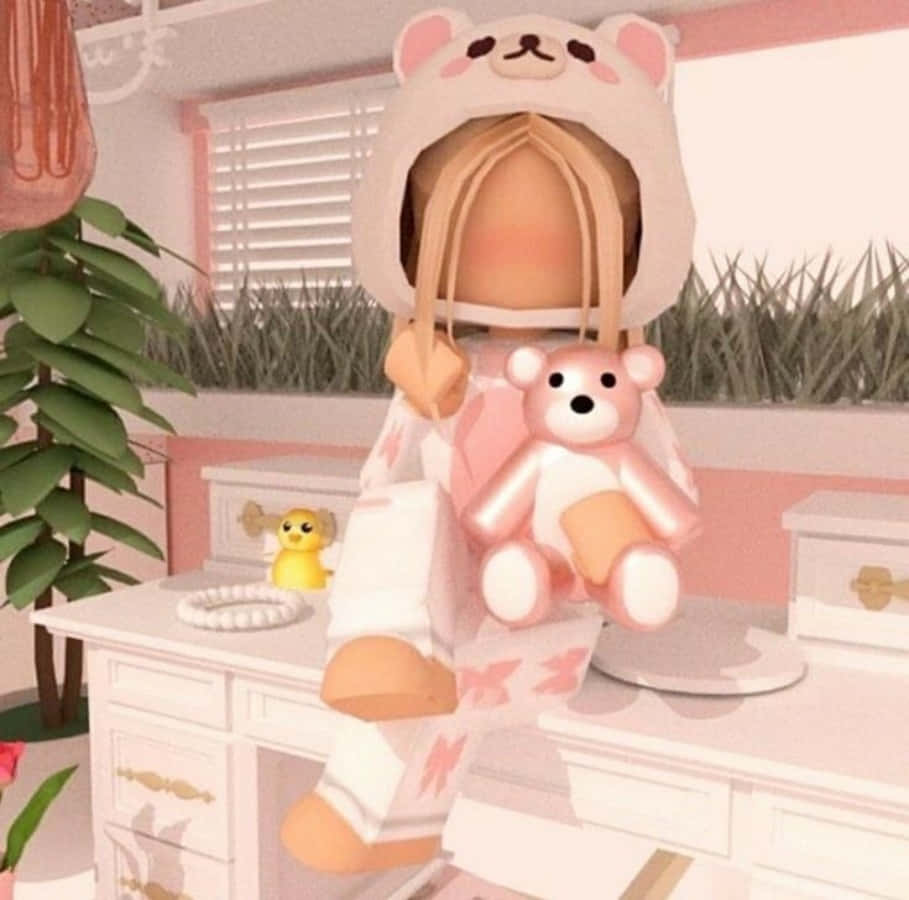 粉髮時尚 Roblox 女孩探索遊戲世界 壁紙 — 一個戴著粉紅色熊帽、穿著睡衣的 Roblox 角色坐在白色梳妝台上，抱著一隻泰迪熊，房間是粉彩粉紅色。