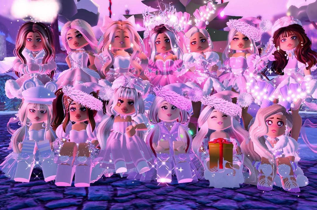 穿著冬季服裝的 Roblox 頭像在閃爍燈光下拿著禮物。
