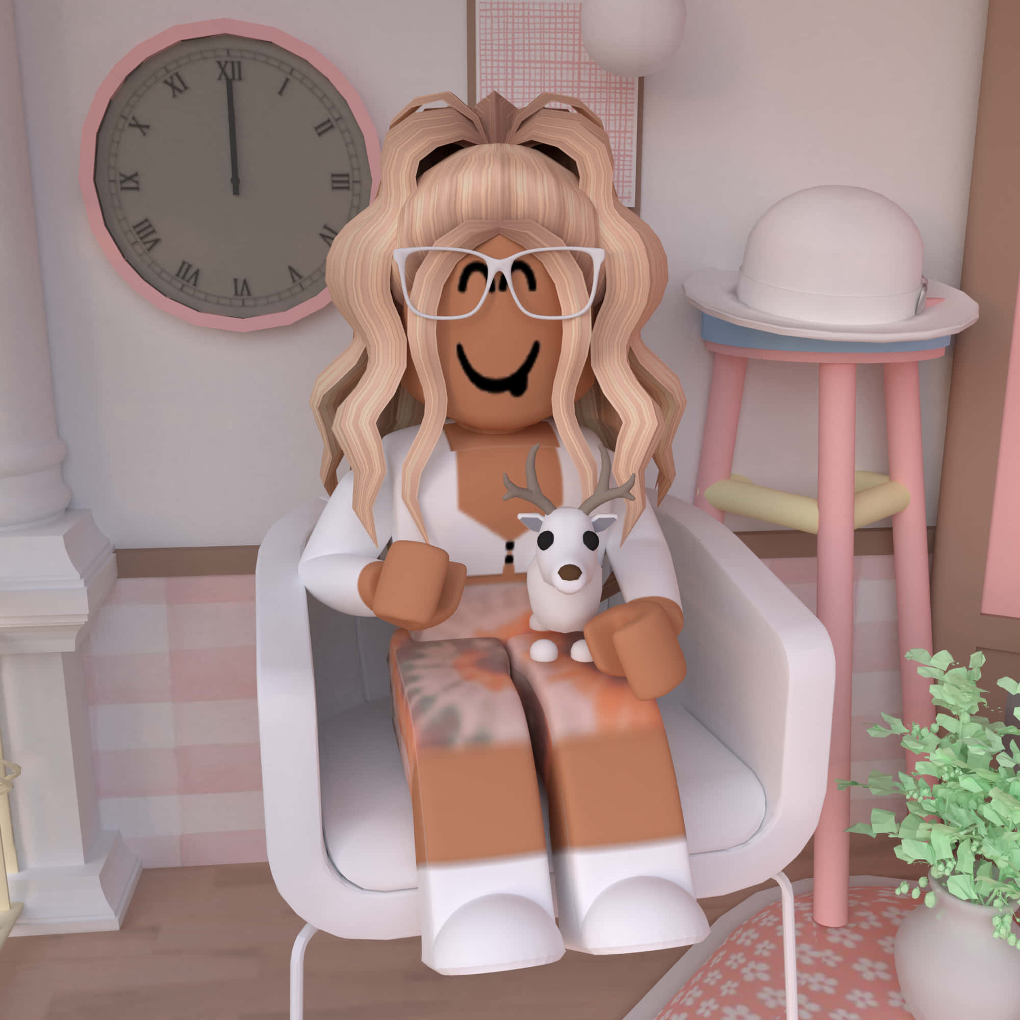 現代美學房間 Roblox 头像 壁紙 — 一個開心的Roblox頭像，金髮戴眼鏡，坐在白色椅子上，喺粉紅色房間入面抱住一隻細鹿公仔。