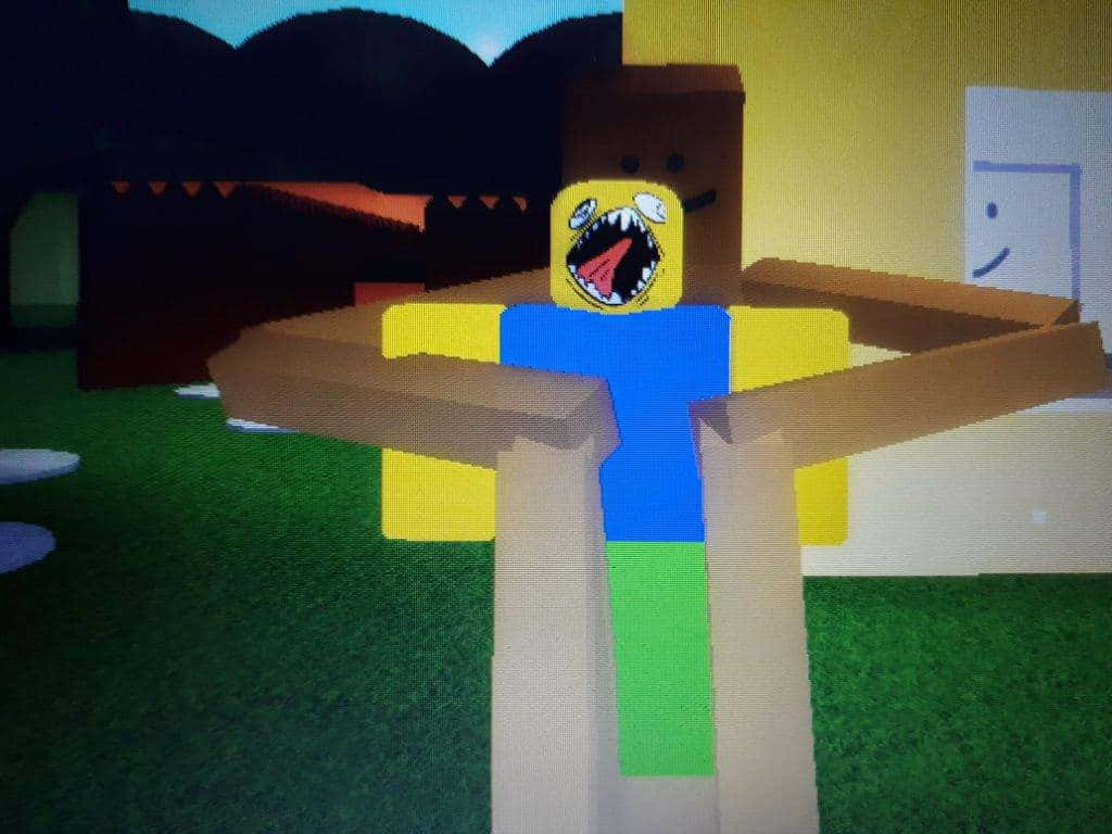 「Roblox 新手準備好遊戲了！」 壁紙 — 一個塊狀黃色角色，臉上露出尖叫的表情，站在像素化的庭院中，背景有一扇微笑的門和黑暗的山丘。