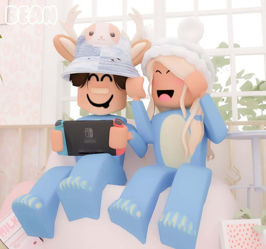 Roblox上與最佳朋友重聚！ 壁紙 — 兩個穿著藍色睡衣的開心Roblox角色在陽光充足的窗邊舒適的床上一起玩Nintendo Switch。
