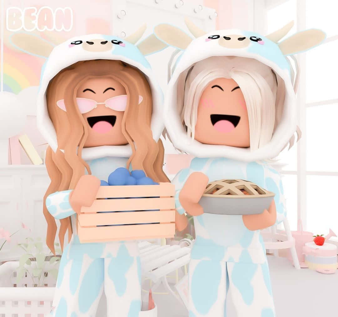 Roblox世界中的終生好友 壁紙 — 兩個快樂的Roblox虛擬角色穿著乳牛主題睡衣，在明亮的粉彩臥室中拿著一箱藍莓和一個派。