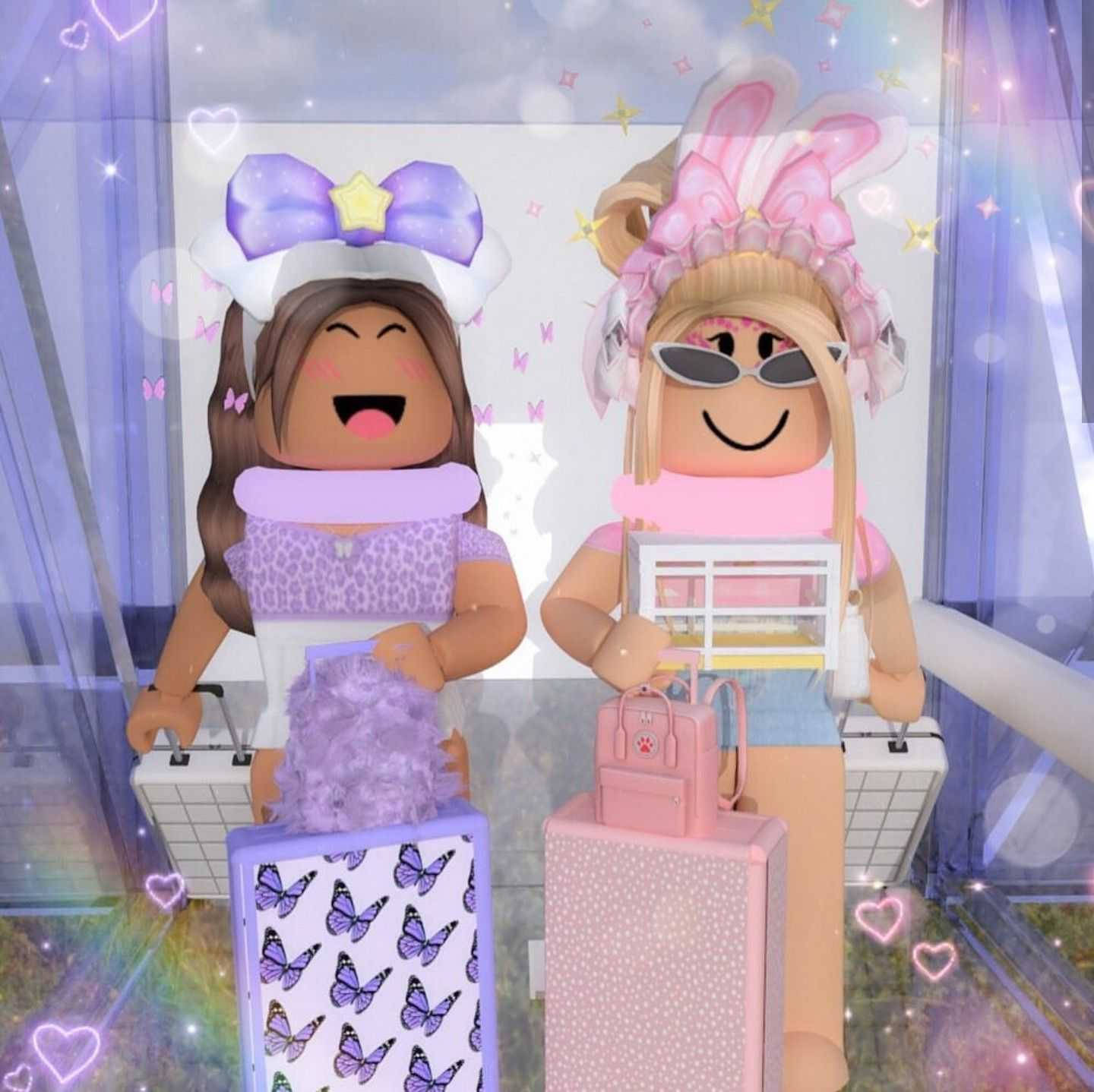 Roblox女孩旅行行李箱壁紙 壁紙 — 兩個戴著兔耳和行李的開心Roblox角色站在一個充滿心形和蝴蝶的閃亮粉彩房間裡。