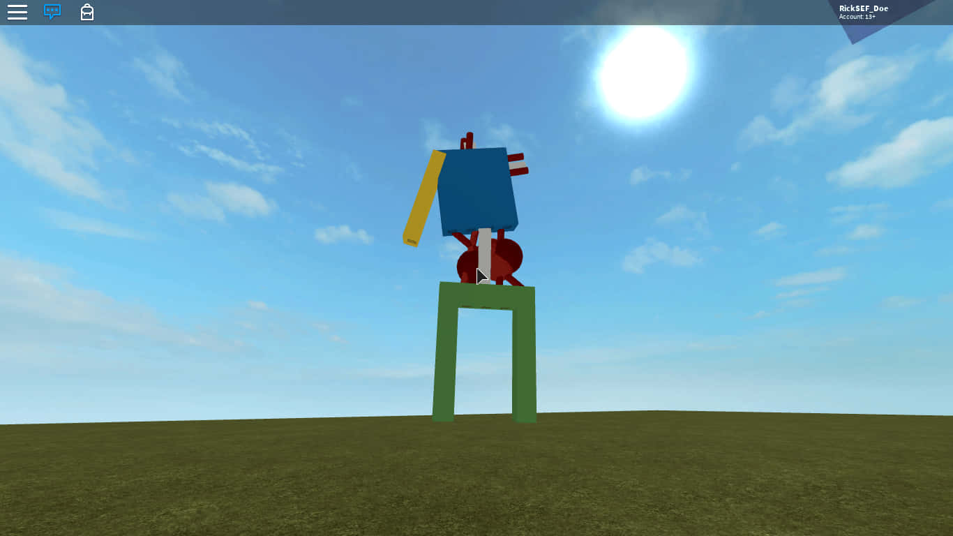 Roblox新手慶祝升級 壁紙 — 一個方塊狀的藍色和紅色機械人站在綠色基座上，在簡約的草地上，頭頂明亮的太陽。