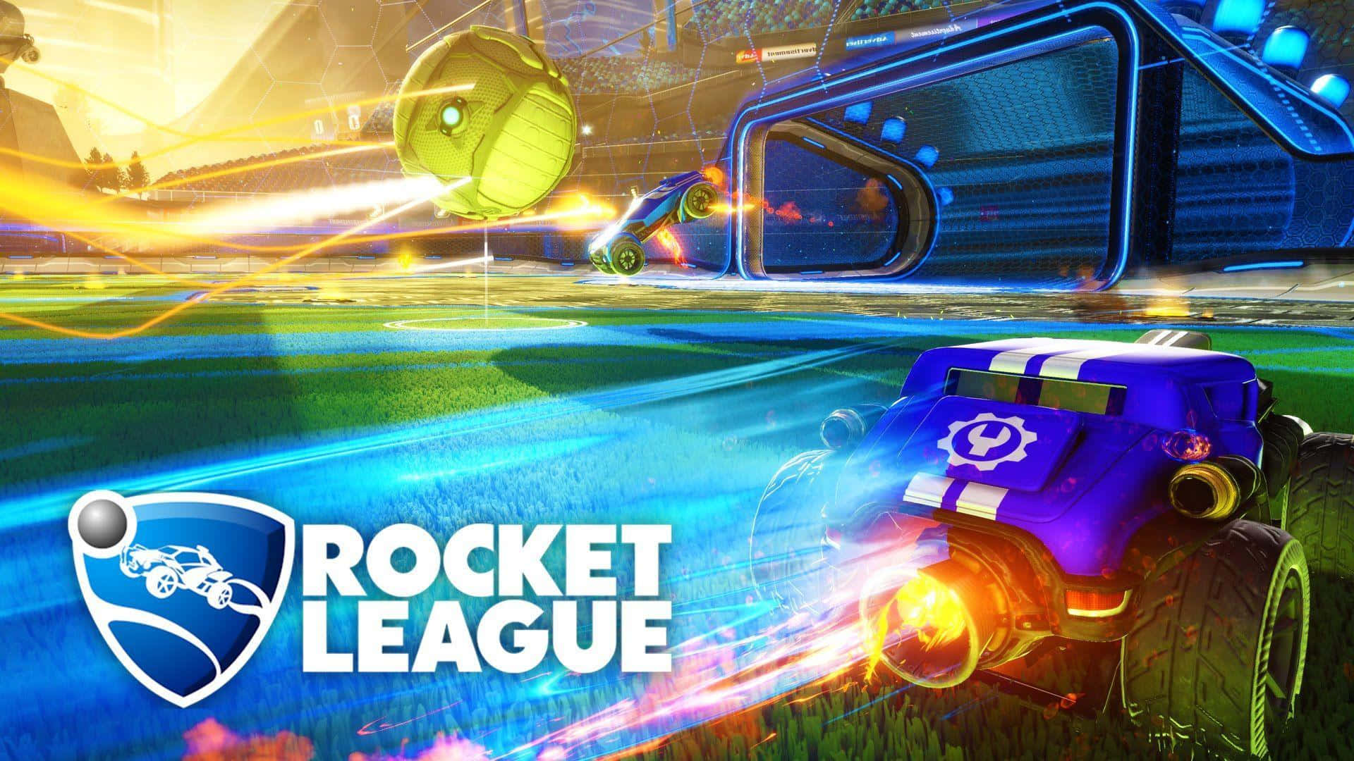 Rocket League 等你來挑戰！ 壁紙 — 一輛紫色火箭動力賽車在充滿活力的綠色場地上飛馳，追逐一個發光的黃色球，在一個未來主義的體育場內。